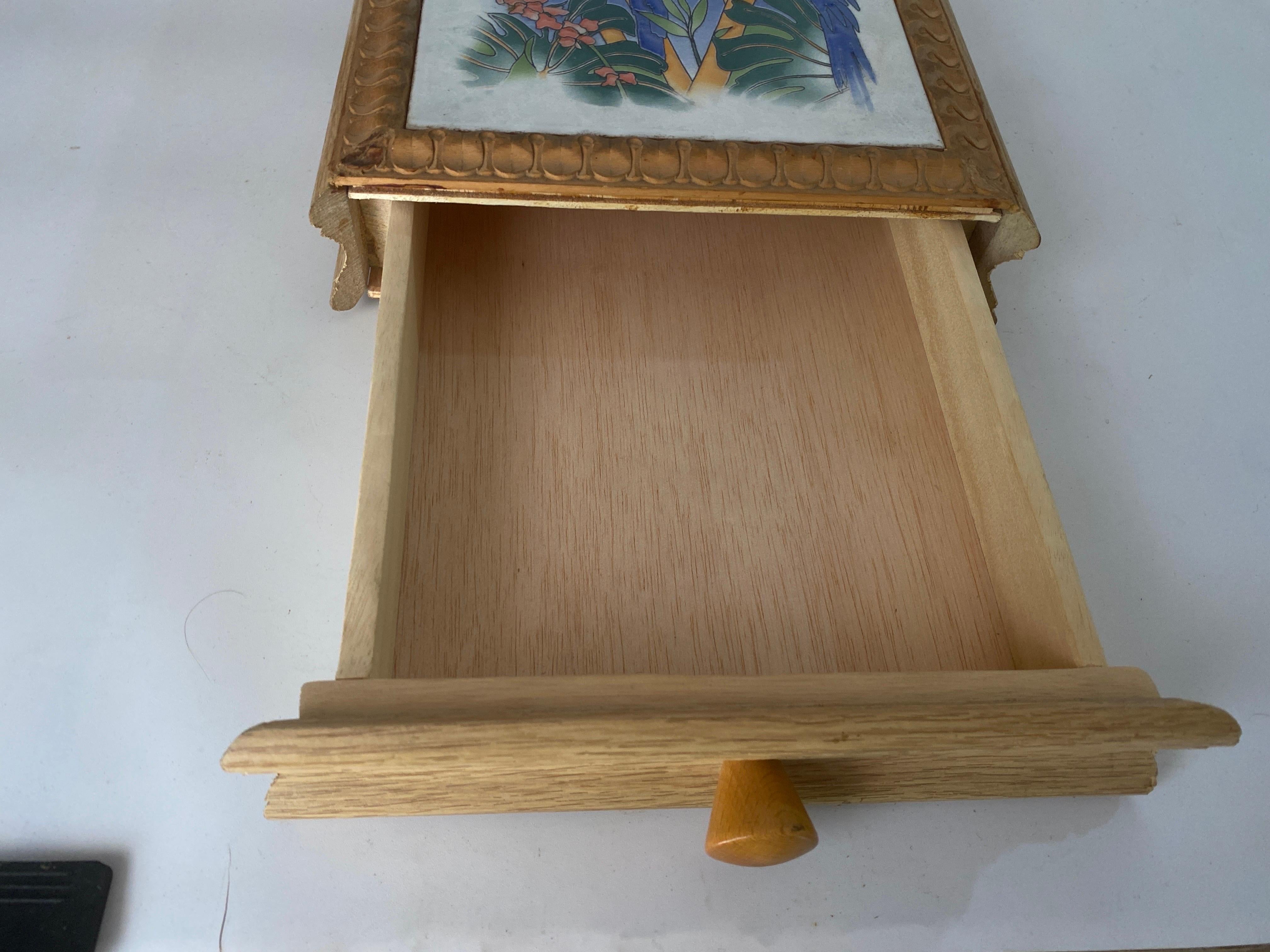 Keramischer Mitteltisch oder Untersetzer mit einer Holzkiste Hergestellt in Frankreich, um 1970 (Mitte des 20. Jahrhunderts) im Angebot