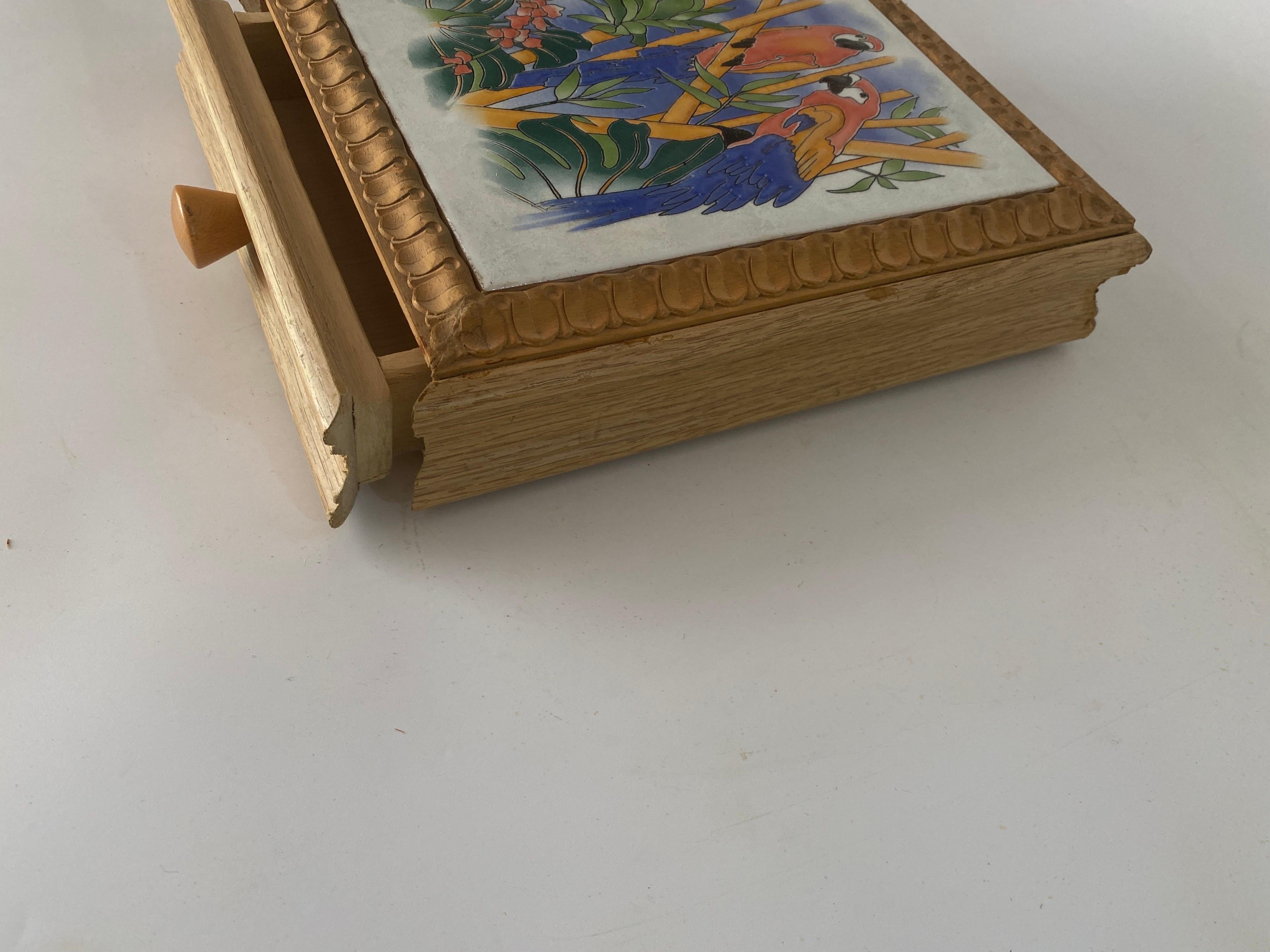 Keramischer Mitteltisch oder Untersetzer mit einer Holzkiste Hergestellt in Frankreich, um 1970 (Keramik) im Angebot