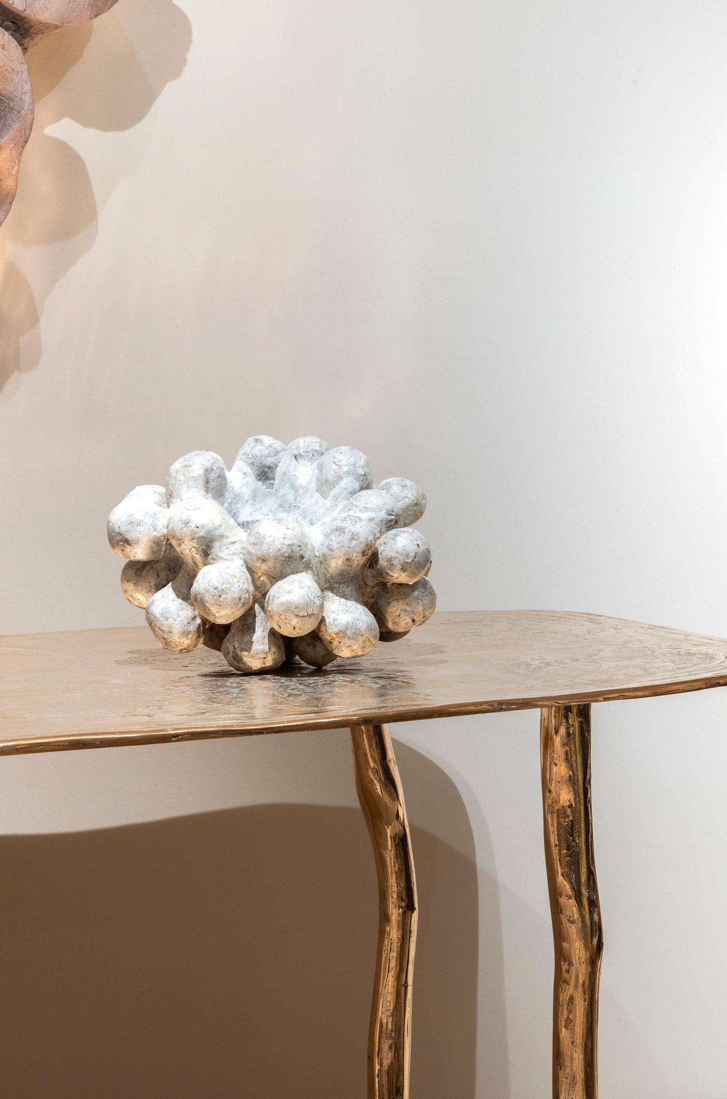 Organico moderno Centrotavola in ceramica 'Fleur Bulbonneuse' di Agnès Debizet in vendita