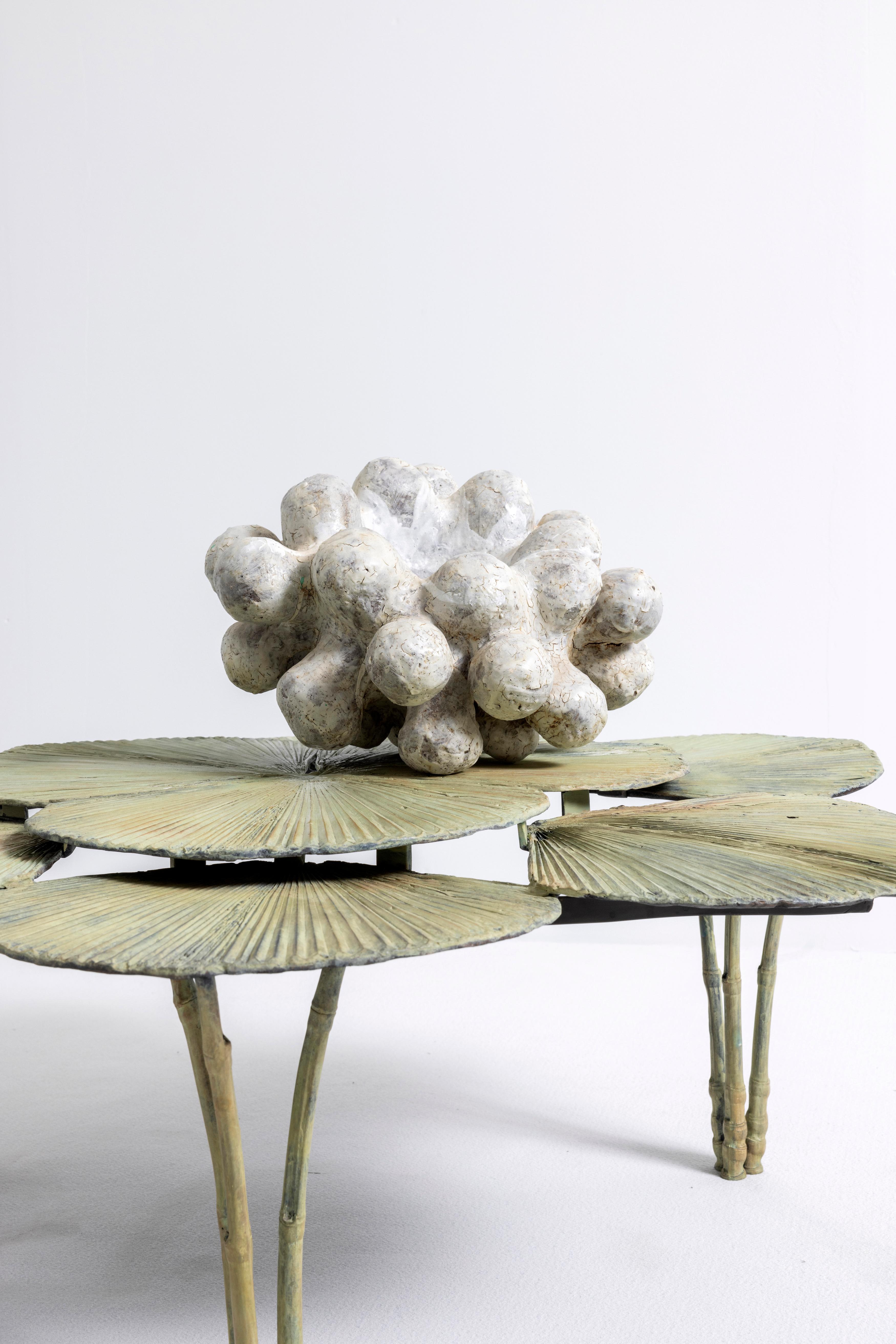 XXI secolo e contemporaneo Centrotavola in ceramica 'Fleur Bulbonneuse' di Agnès Debizet in vendita