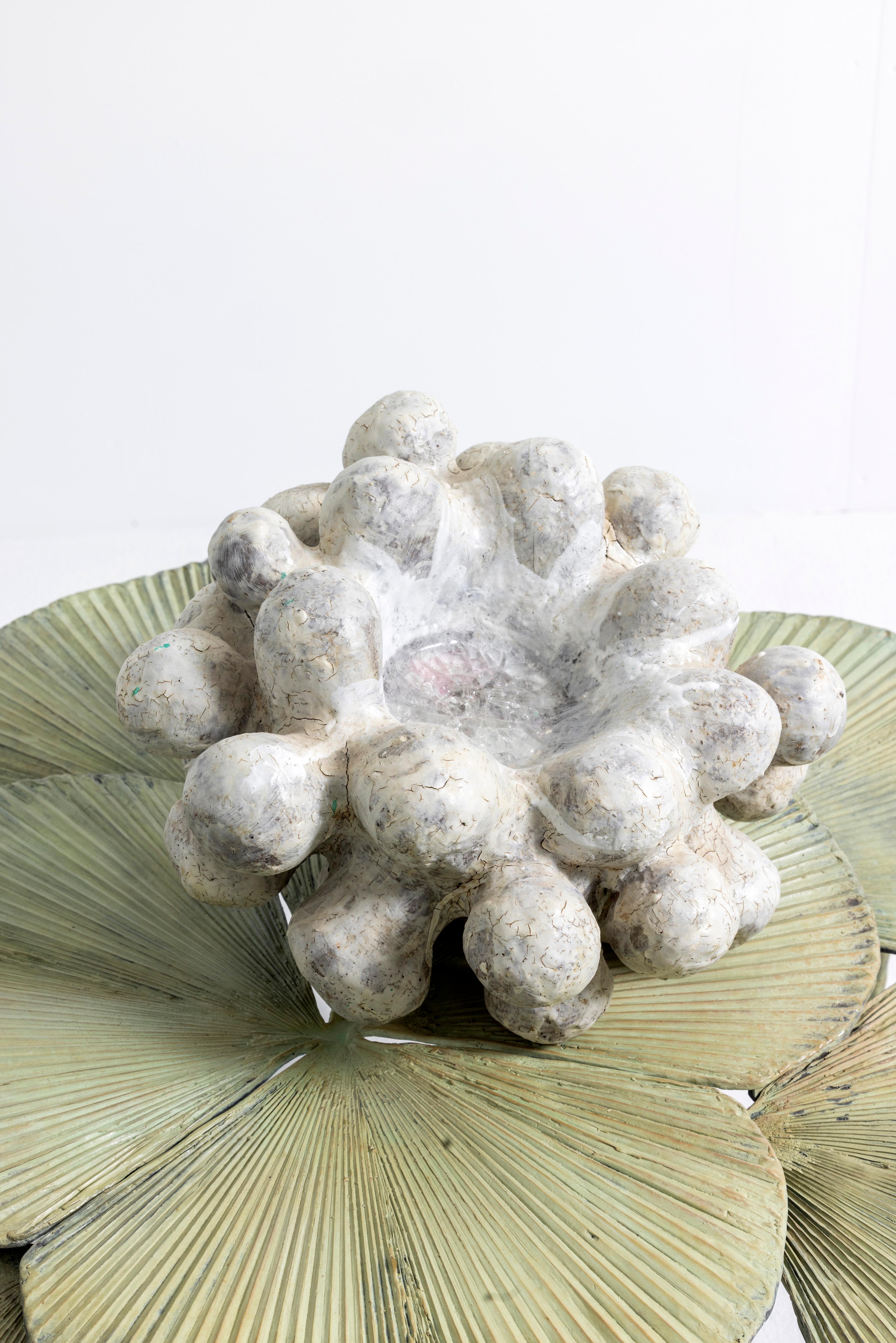 Porcellana Centrotavola in ceramica 'Fleur Bulbonneuse' di Agnès Debizet in vendita