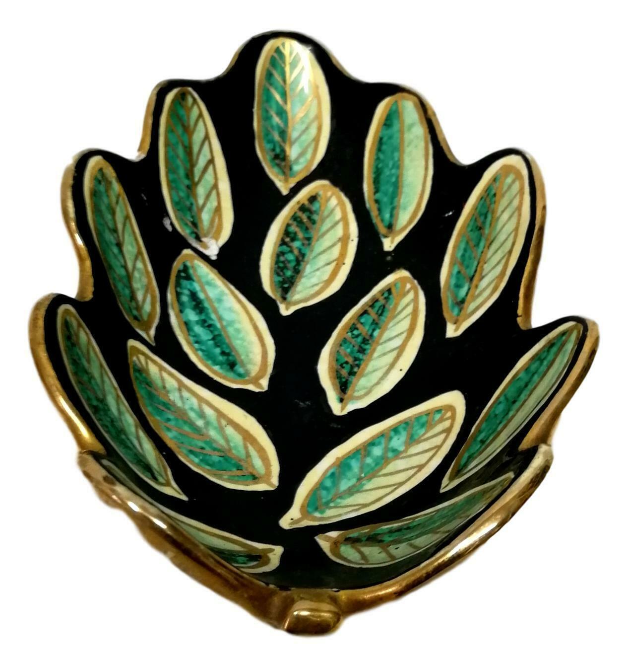 container bowl, centerpiece in polychrome ceramic, Dante Baldelli production, 1940s, città di castello - Italy

leaf-shaped, in shades of black, light green and emerald, finishes in pure gold,

It measures 18.5 cm by 11 cm, in very good storage