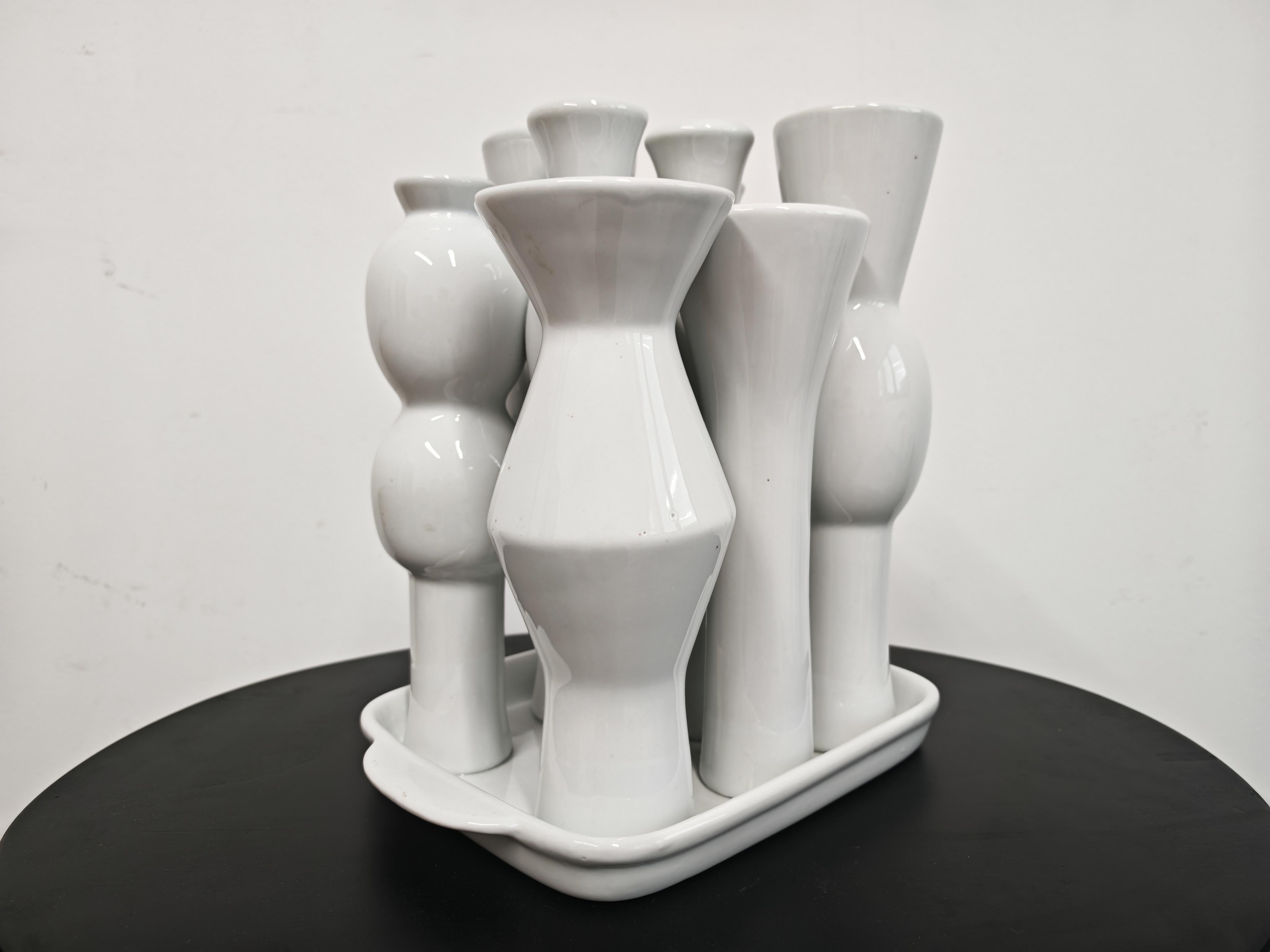 In questa inserzione troverai una scultura o un centrotavola in ceramica disegnato dall'artista francese Jean Decloquement. L'opera presenta 8 vasi in ceramica con le forme più importanti dell'epoca di Memphis. Poiché il vaso è stato realizzato