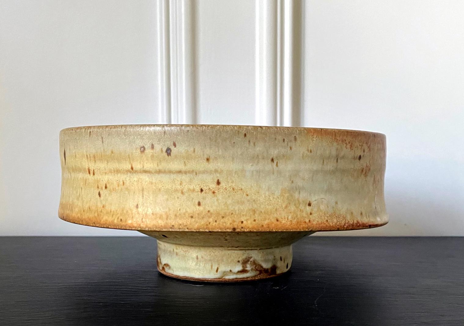 Moderne Vase de centre de table en céramique de forme sculpturale de Warren Mackenzie en vente