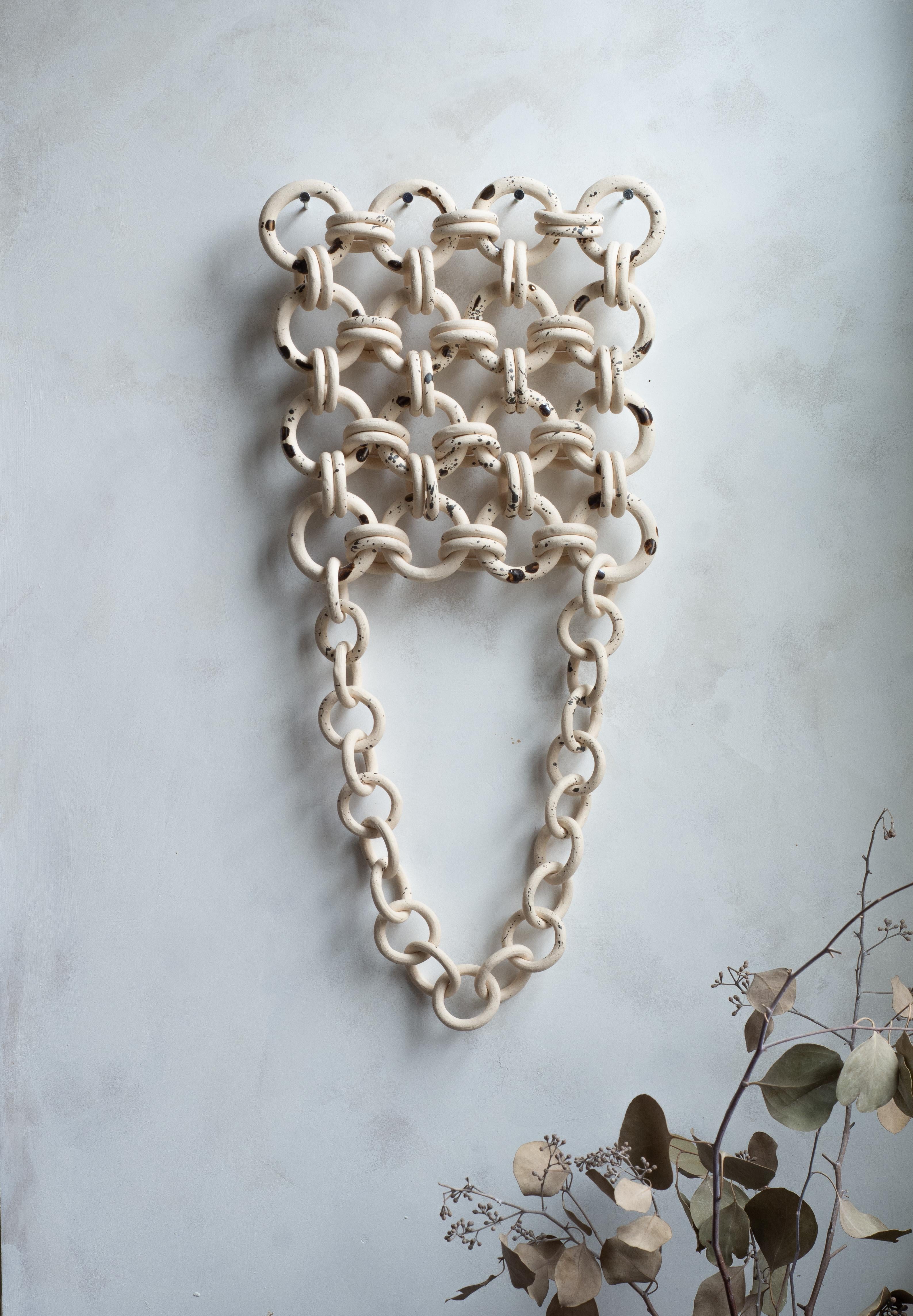Keramische Wandskulptur Kettenhemd im Angebot 3