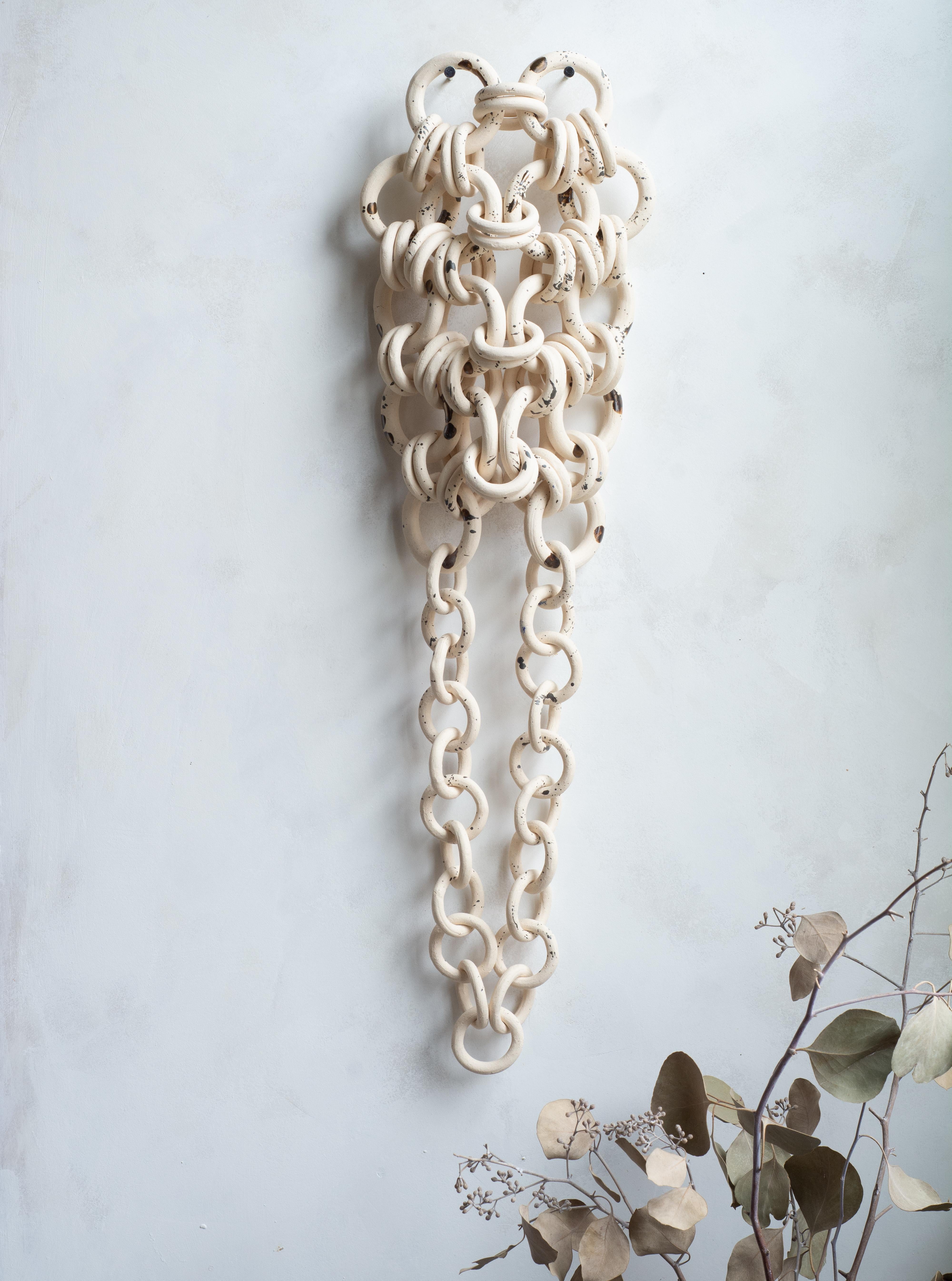 Keramische Wandskulptur Kettenhemd im Angebot 4