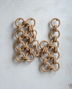 Scultura da parete in ceramica a forma di cotta di maglia