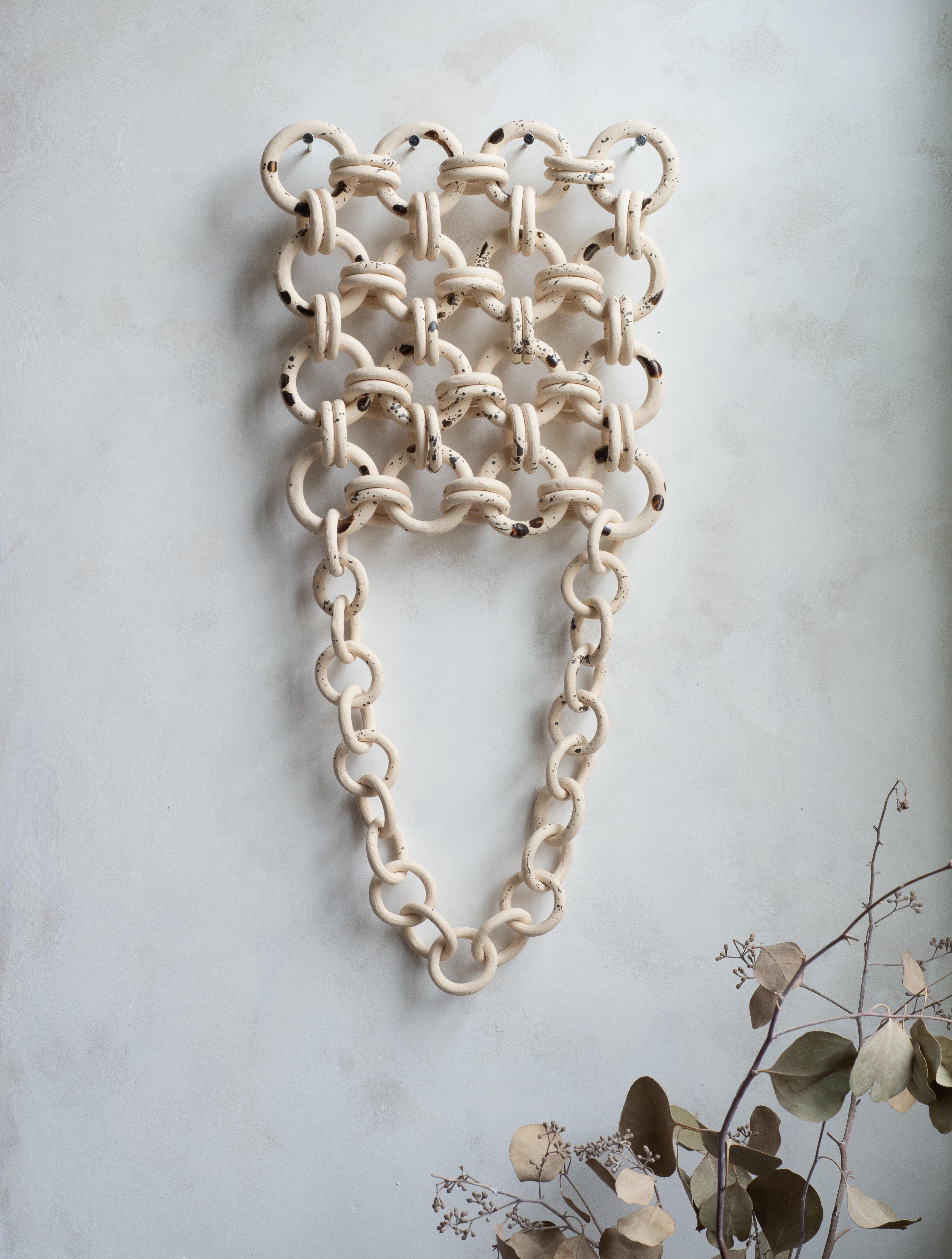 Keramische Wandskulptur Kettenhemd (amerikanisch) im Angebot