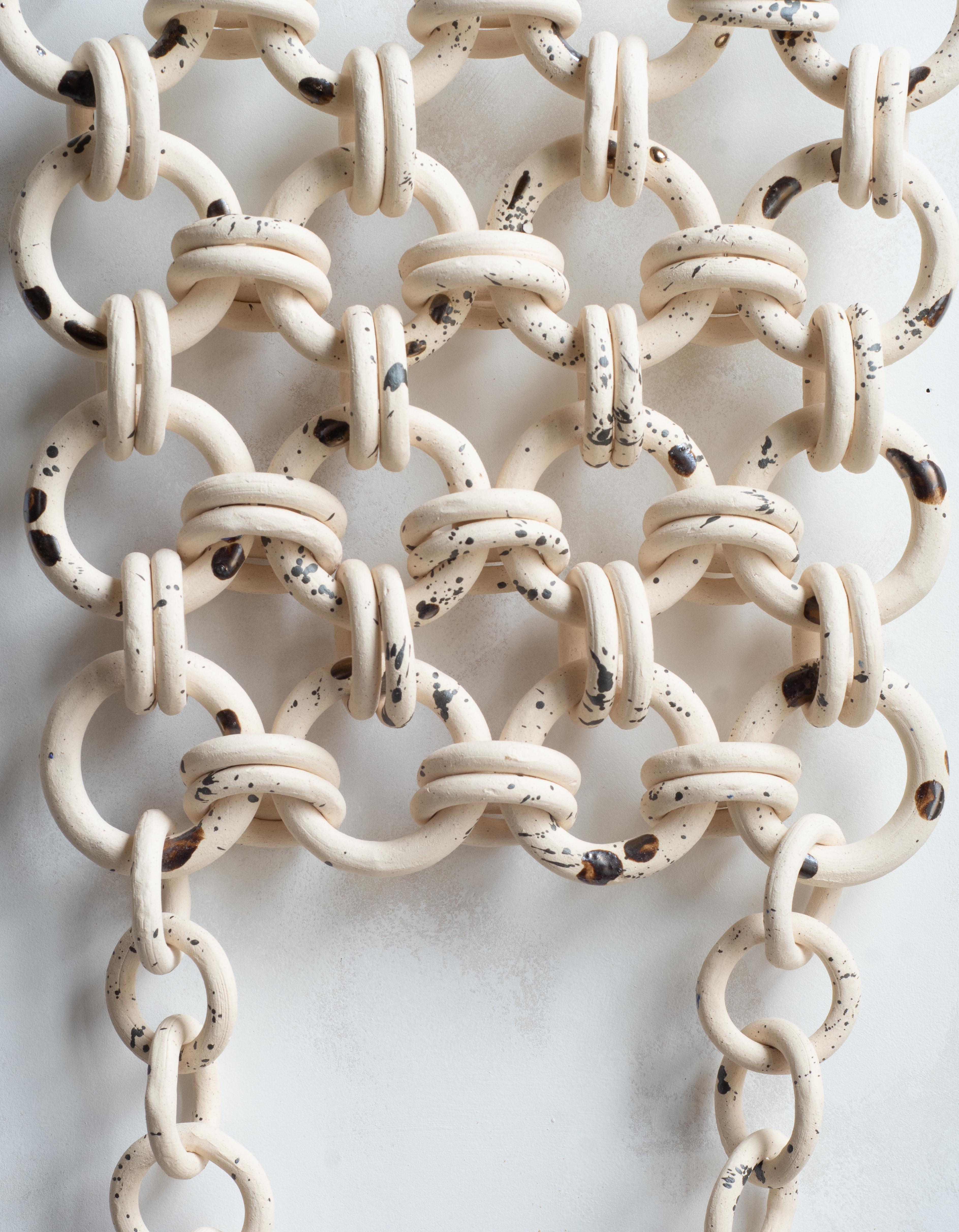 Keramische Wandskulptur Kettenhemd im Angebot 1