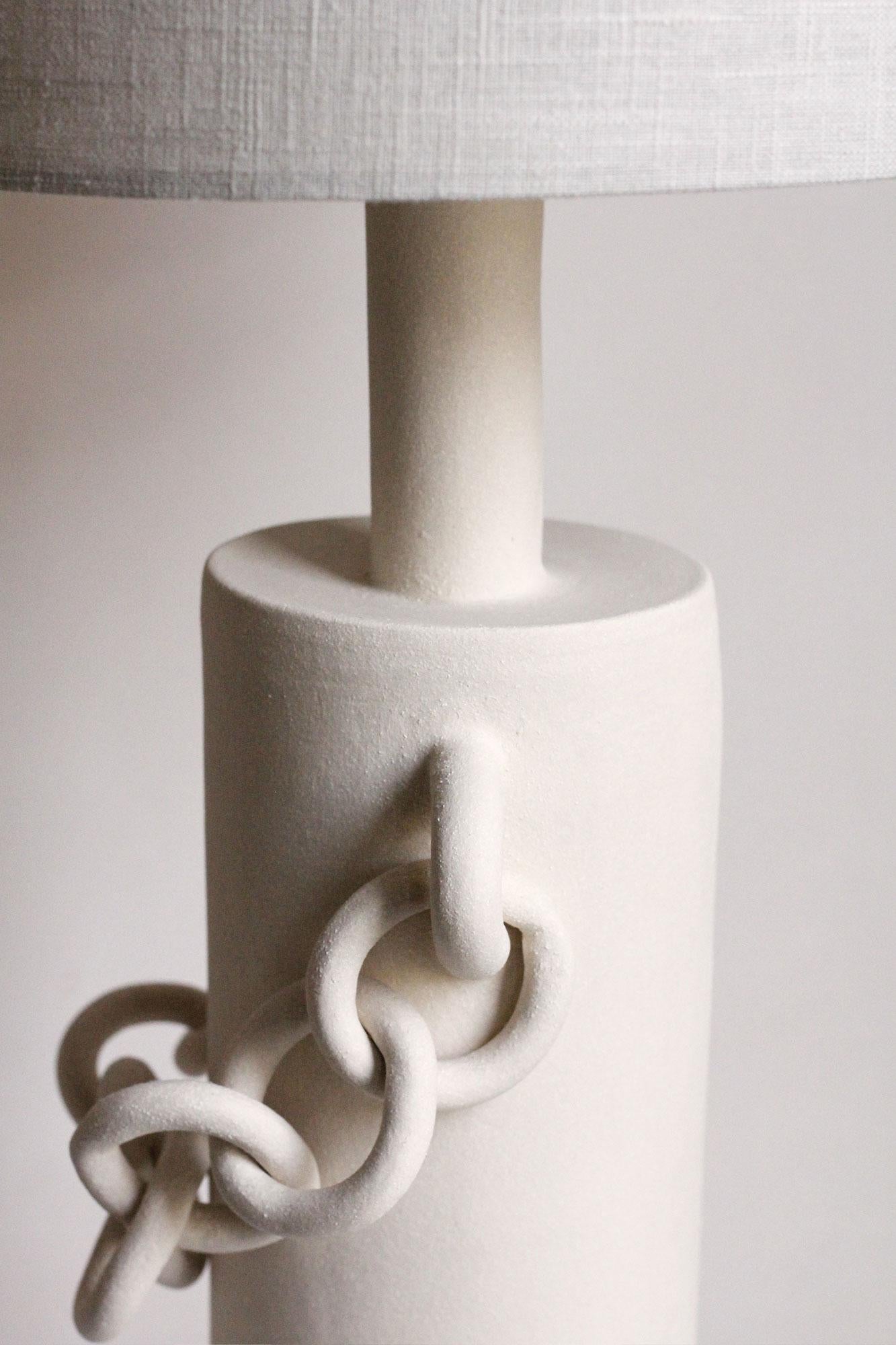 Lámpara de mesa de cerámica con cadena y pantalla de lino, hecha a mano, 