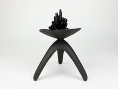 Challis in ceramica, marrone scuro con centro scultoreo "Metropolis" smaltato di nero