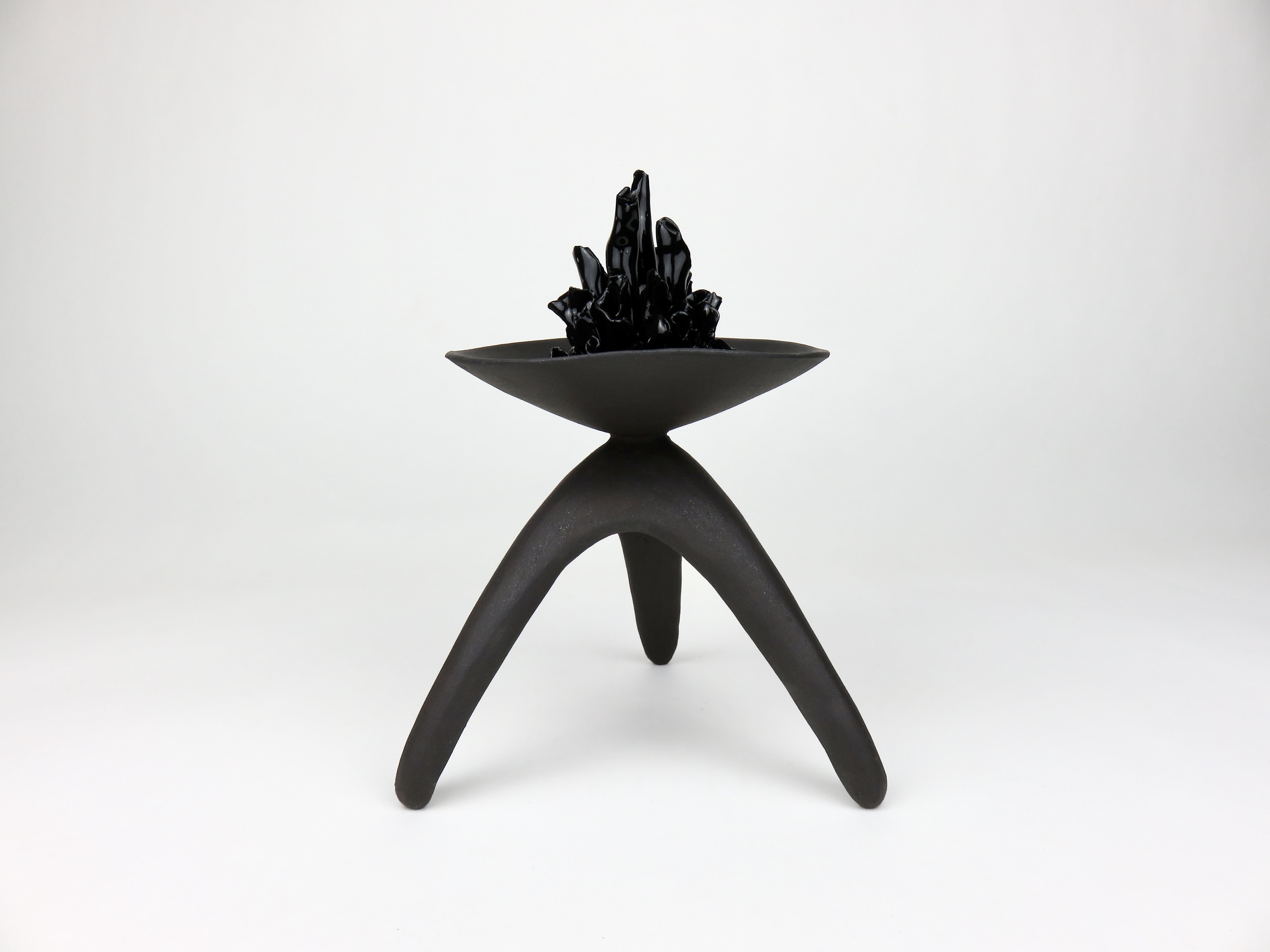 Smaltato Challis in ceramica, marrone scuro con centro scultoreo 