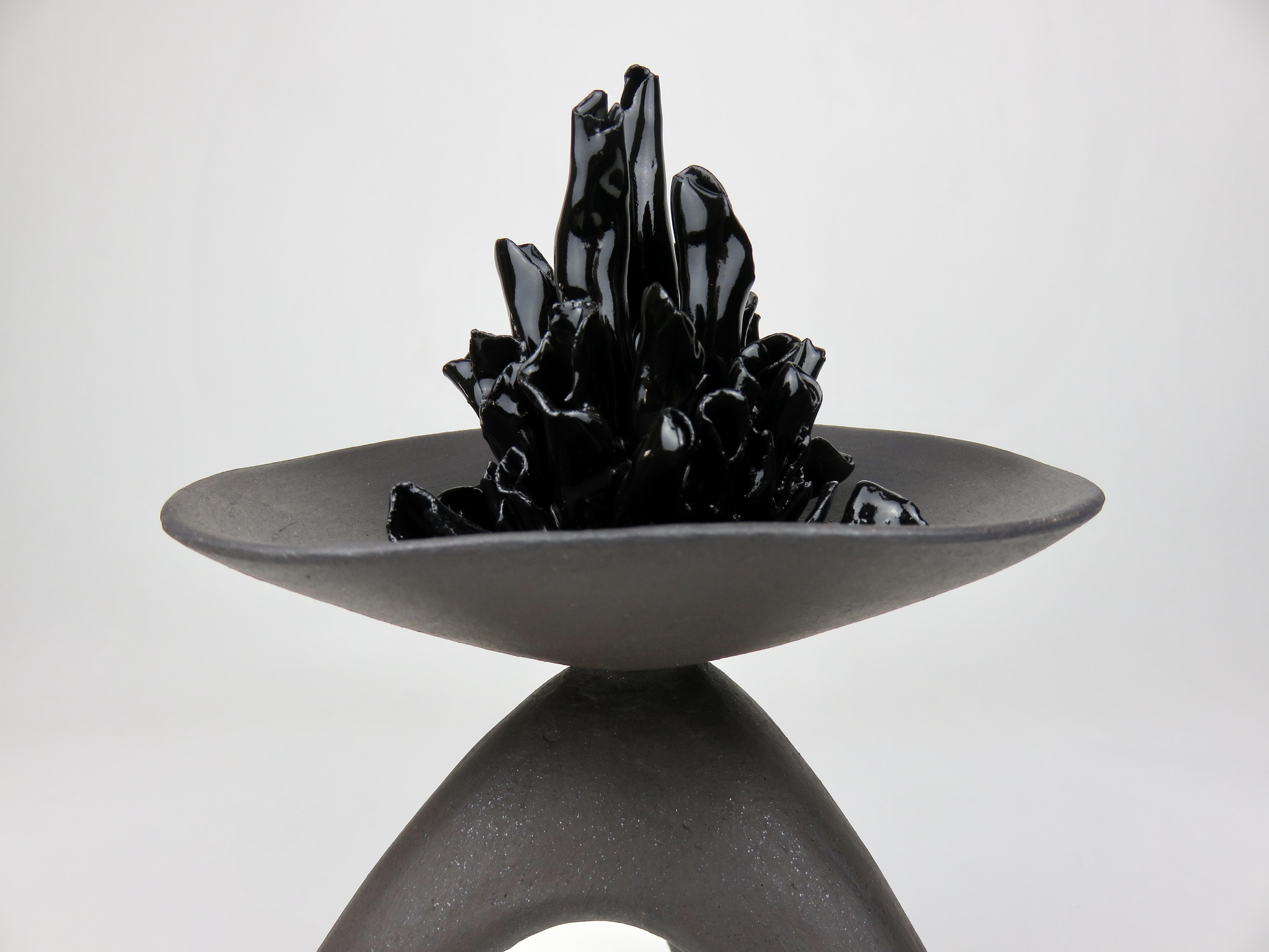 Challis in ceramica, marrone scuro con centro scultoreo 