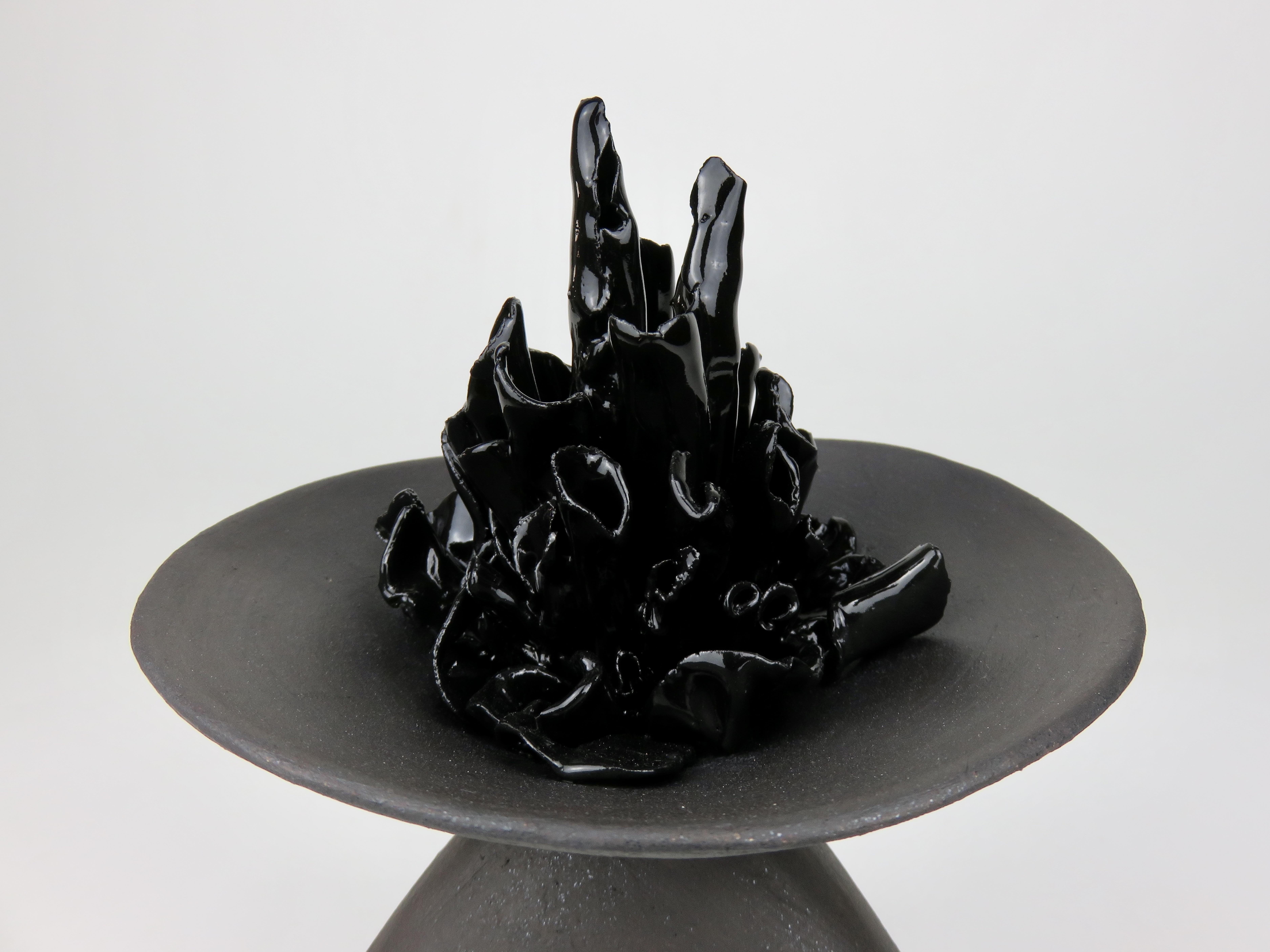 XXI secolo e contemporaneo Challis in ceramica, marrone scuro con centro scultoreo 