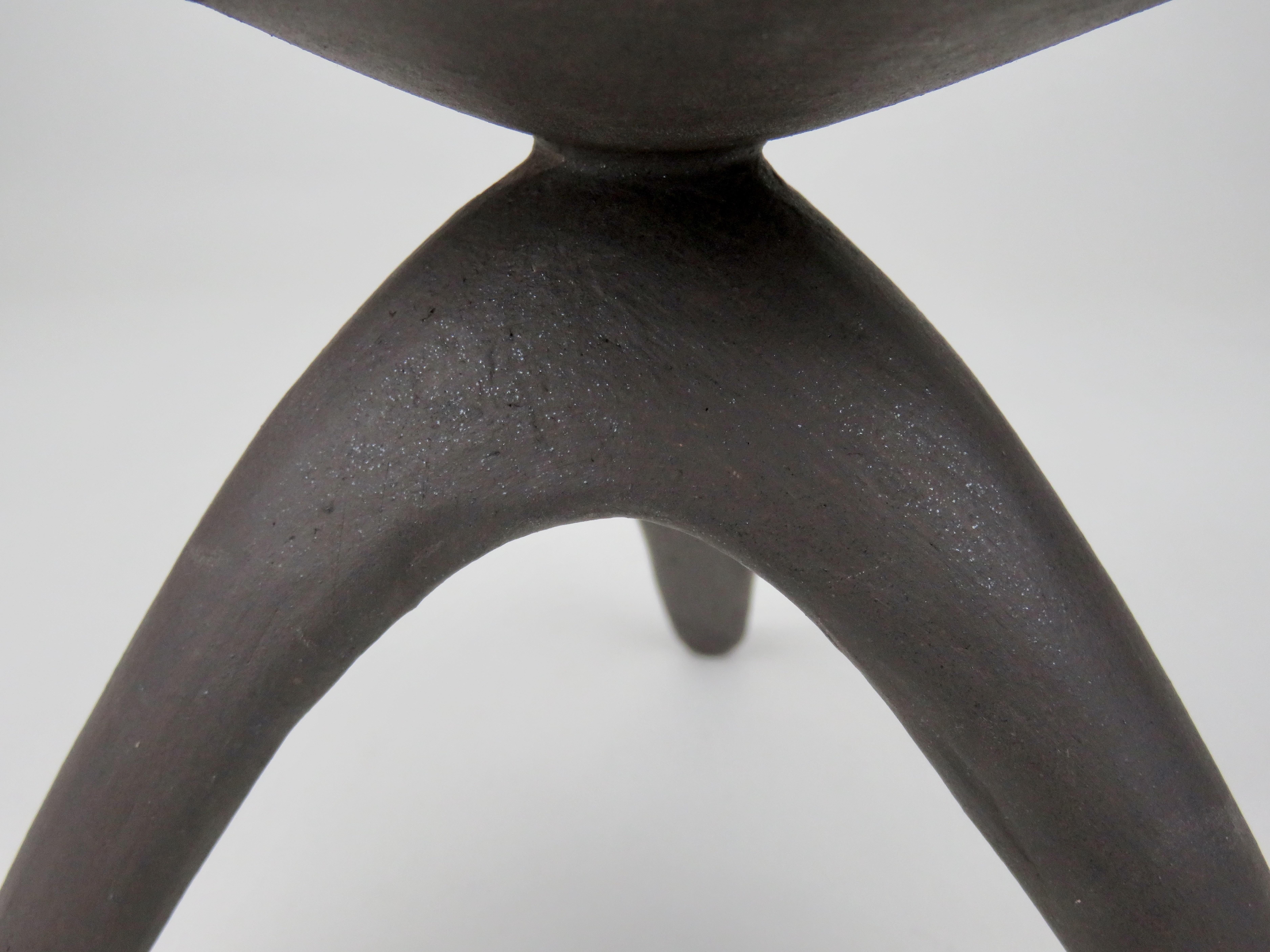 Challis in ceramica, marrone scuro con centro scultoreo 