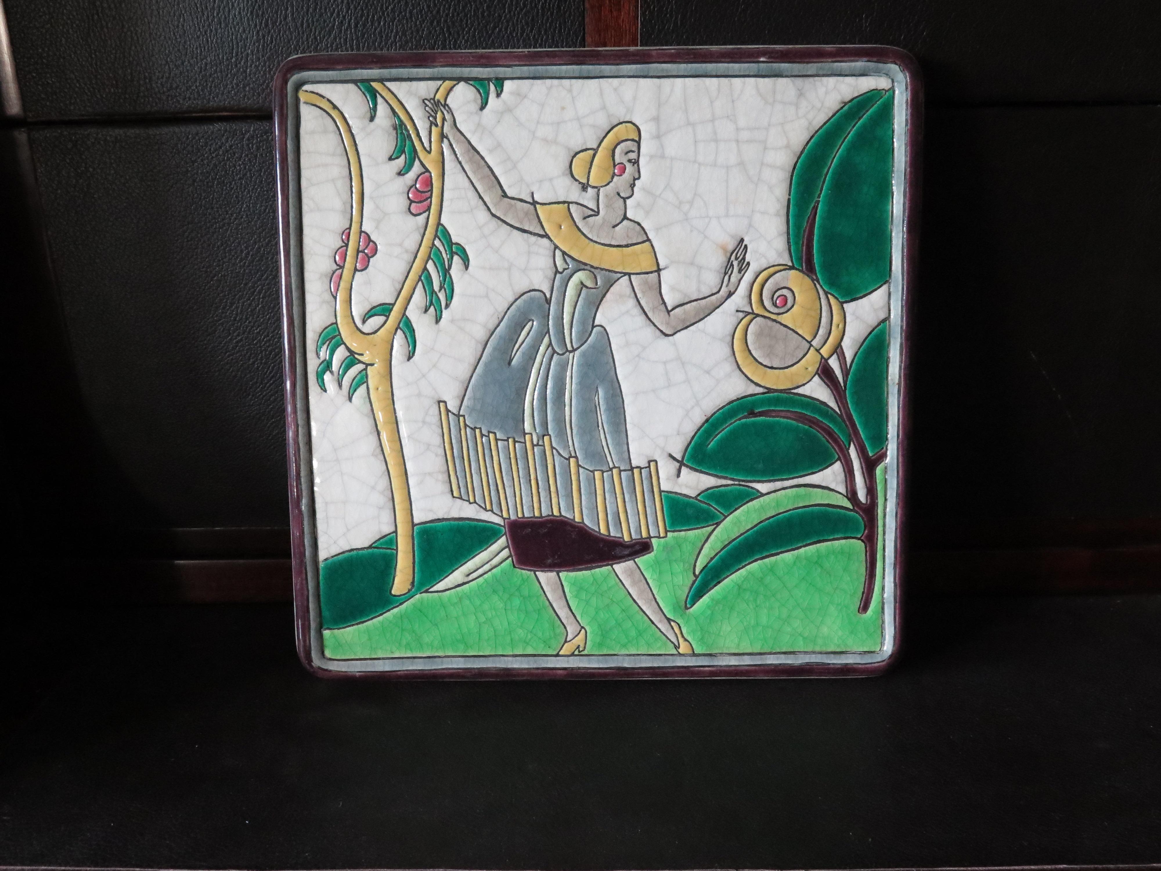 Un fabuleux chargeur ou plaque murale Art Déco des années 1920 de Primavera/Longwy (avec des fixations murales au dos). Portrait stylisé d'une femme dans un paysage. Les couleurs vives et l'effet de craquelure ajoutent au charme de cette pièce.