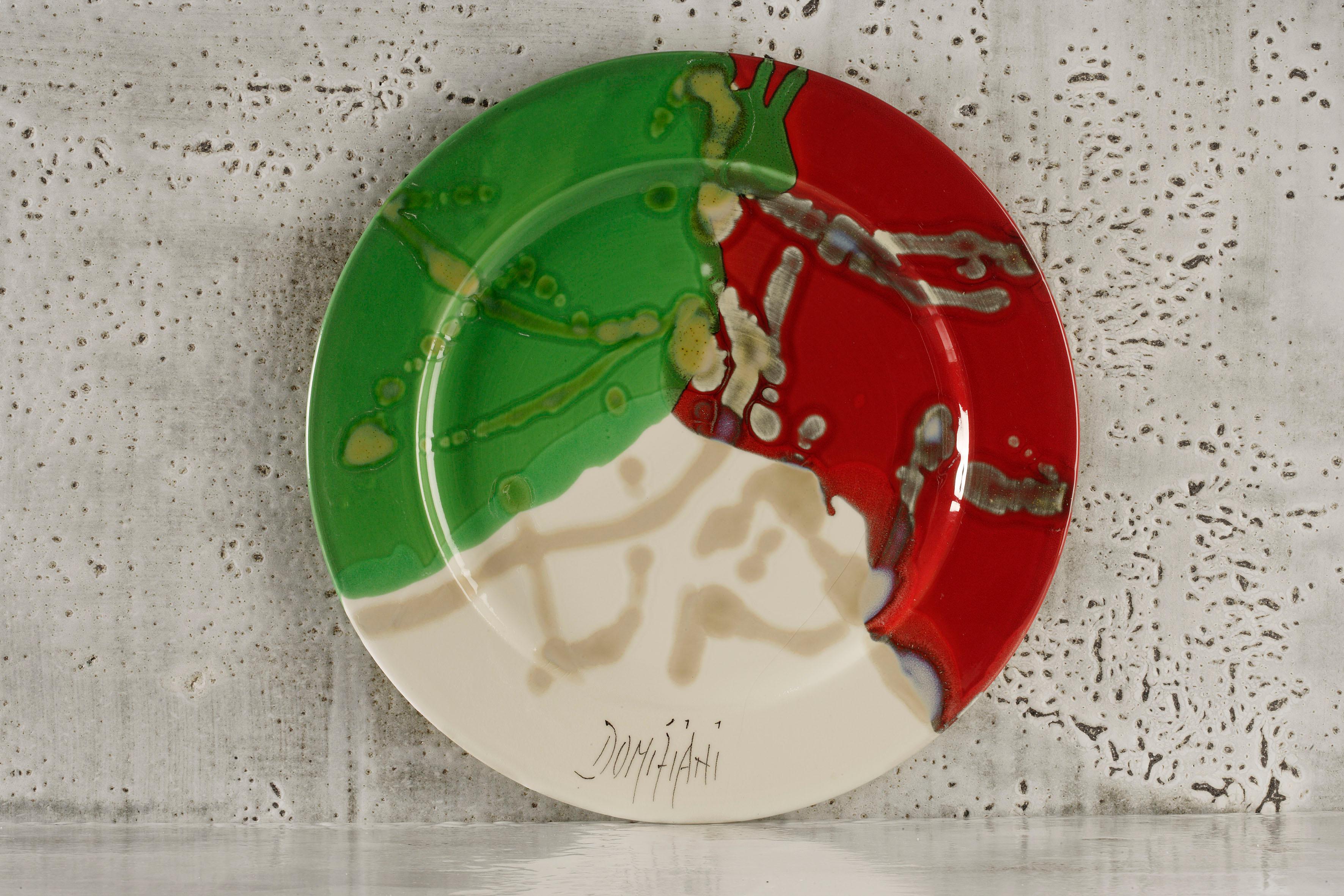 Keramik-Plattenteller, handgefertigt in Italien 2021, individuelles Muster im Zustand „Neu“ im Angebot in San Miniato PI, IT