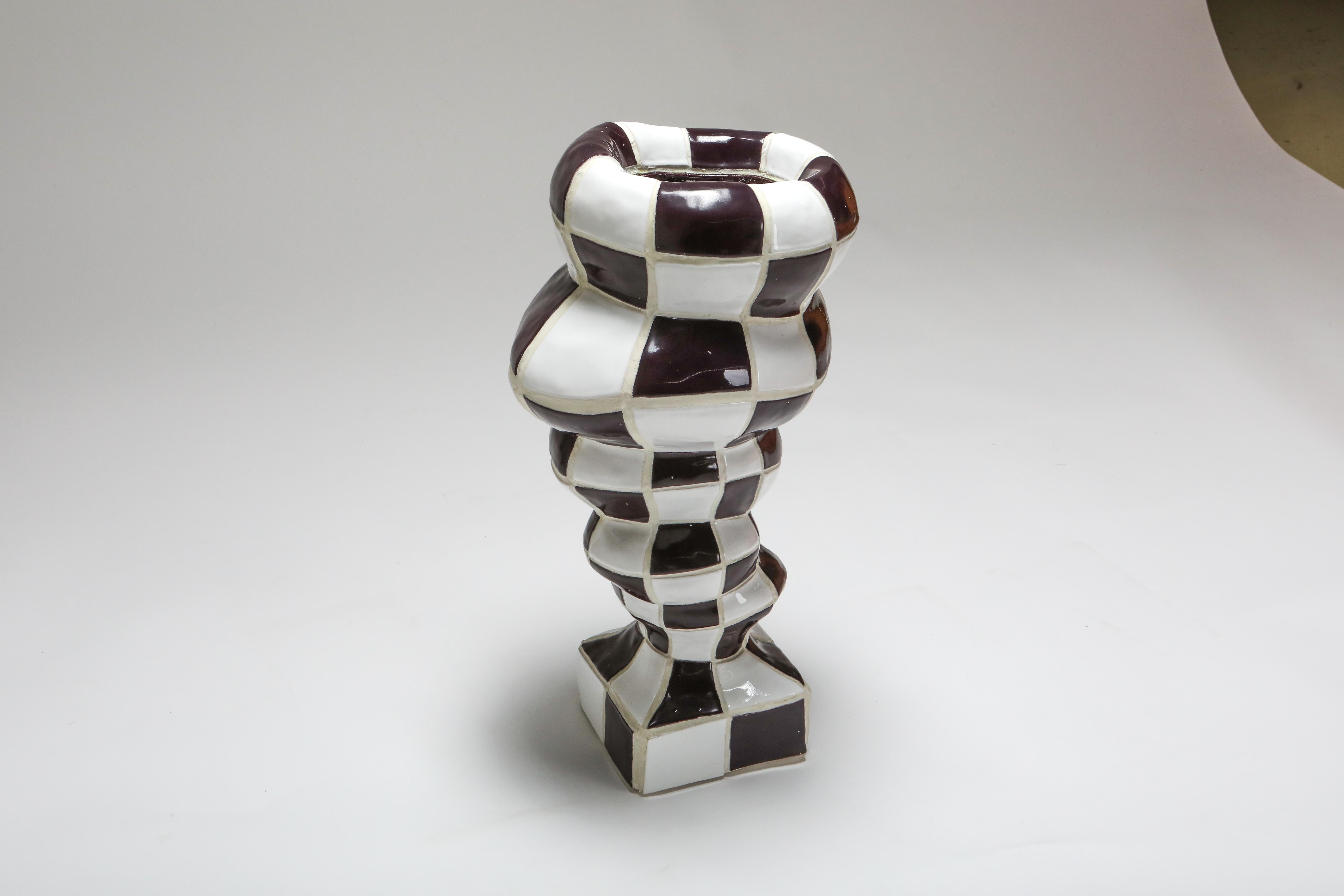 Vase contemporain, touche-touche, France, 2020.

Pothole portal vex est un objet d'art fonctionnel contemporain créé par le duo touche-touche. Cet objet unique faisait partie de l'exposition solo de la galerie Everyday intitulée 