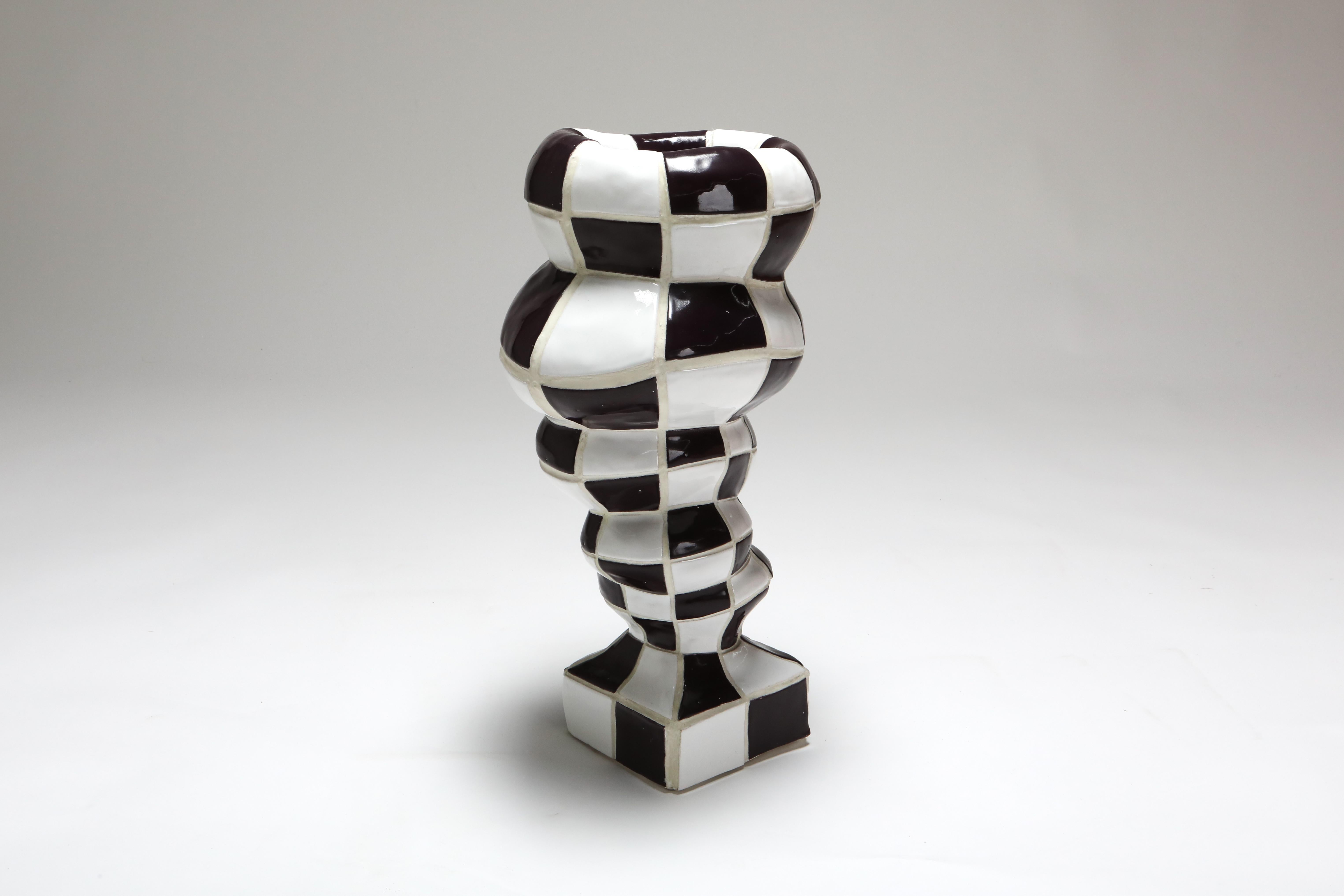 Organique Vase à carreaux en céramique « Portal Vex trou de serrure » de Touche- Touche en vente