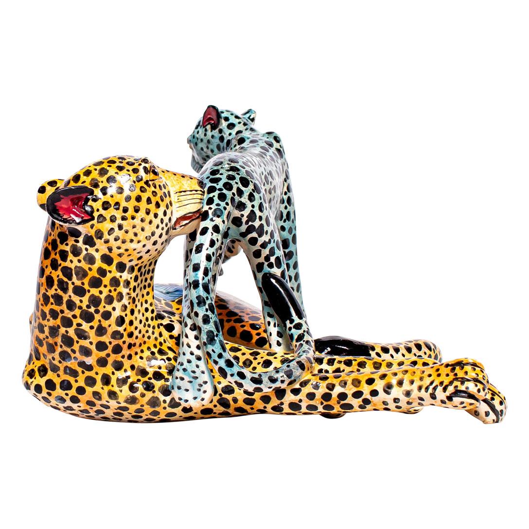 La scultura in ceramica Ghepardo con cucciolo di Wiseman Ceramics è una splendida testimonianza della fauna africana e dell'artigianato. Scolpito a mano da George & Thabo e meticolosamente dipinto a mano da Riya, questo pezzo misura 5 pollici di