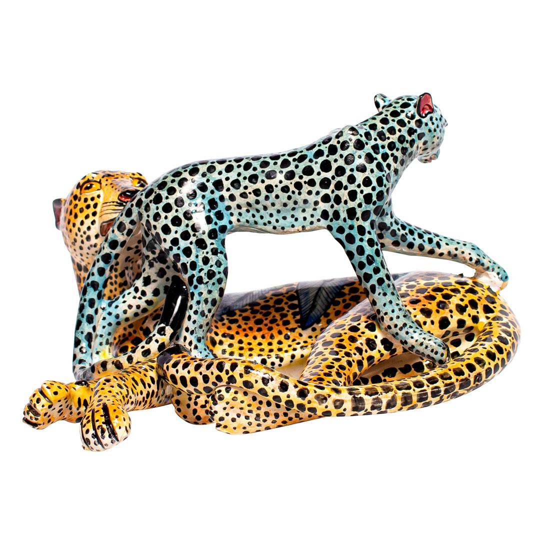 Moderno Ceramica  Scultura di ghepardo e cucciolo, realizzata a mano in Sudafrica in vendita