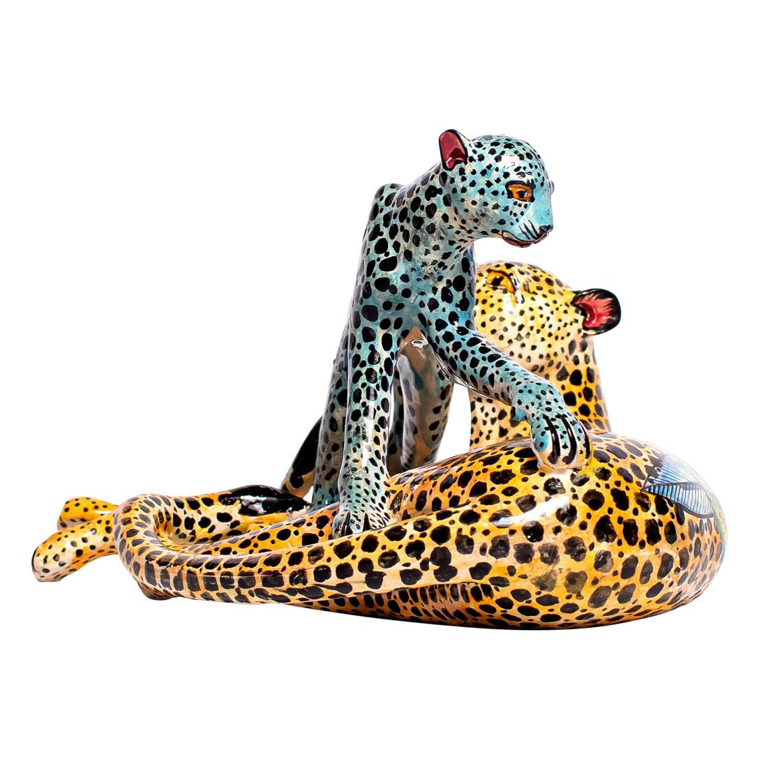 Sudafricano Ceramica  Scultura di ghepardo e cucciolo, realizzata a mano in Sudafrica in vendita