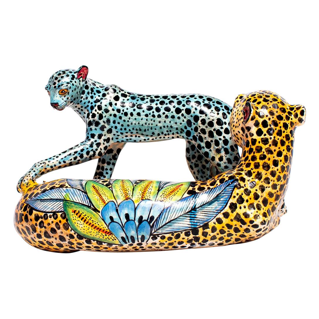 Ceramica  Scultura di ghepardo e cucciolo, realizzata a mano in Sudafrica In condizioni ottime in vendita a North Miami, FL