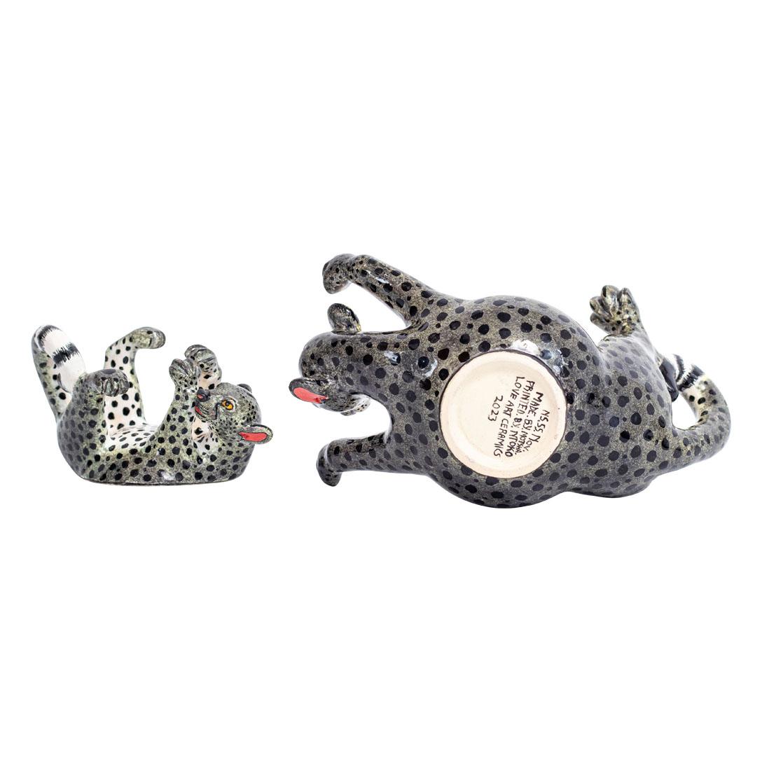 Crafted with precision by Love Art Ceramic in South Africa, this ceramic Cheetah jewelry box is a tribute to African wildlife. Standing 5 inches high, 4 inches long, and 8 inches wide, it showcases the artistic flair of Ntokozo Shabalala's painting