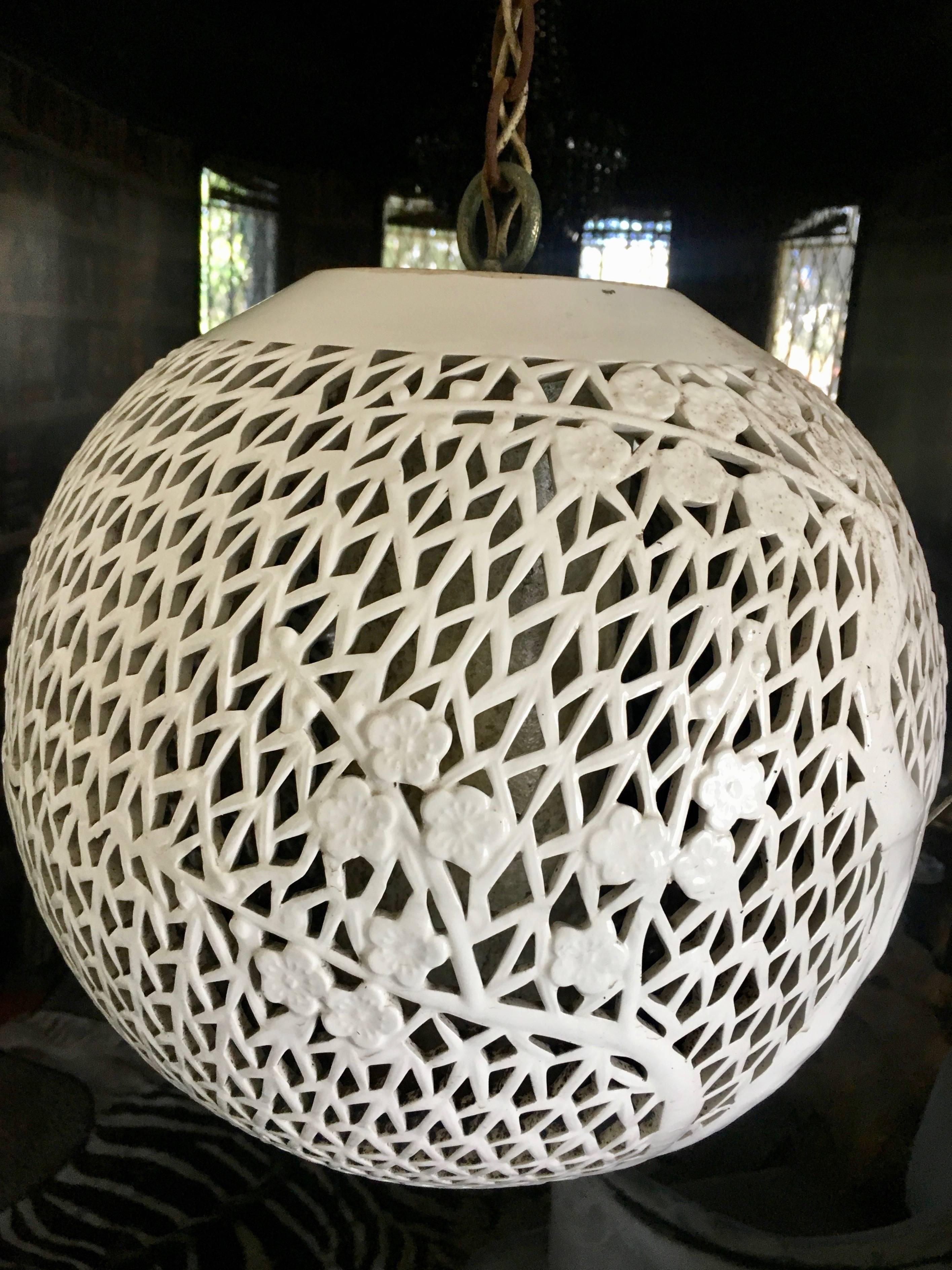 Luminaire à lanterne chinoise en céramique de la Chinoiserie. Une pièce charmante, mais très simple, parfaite pour une entrée, une petite salle à manger ou un espace extérieur couvert.