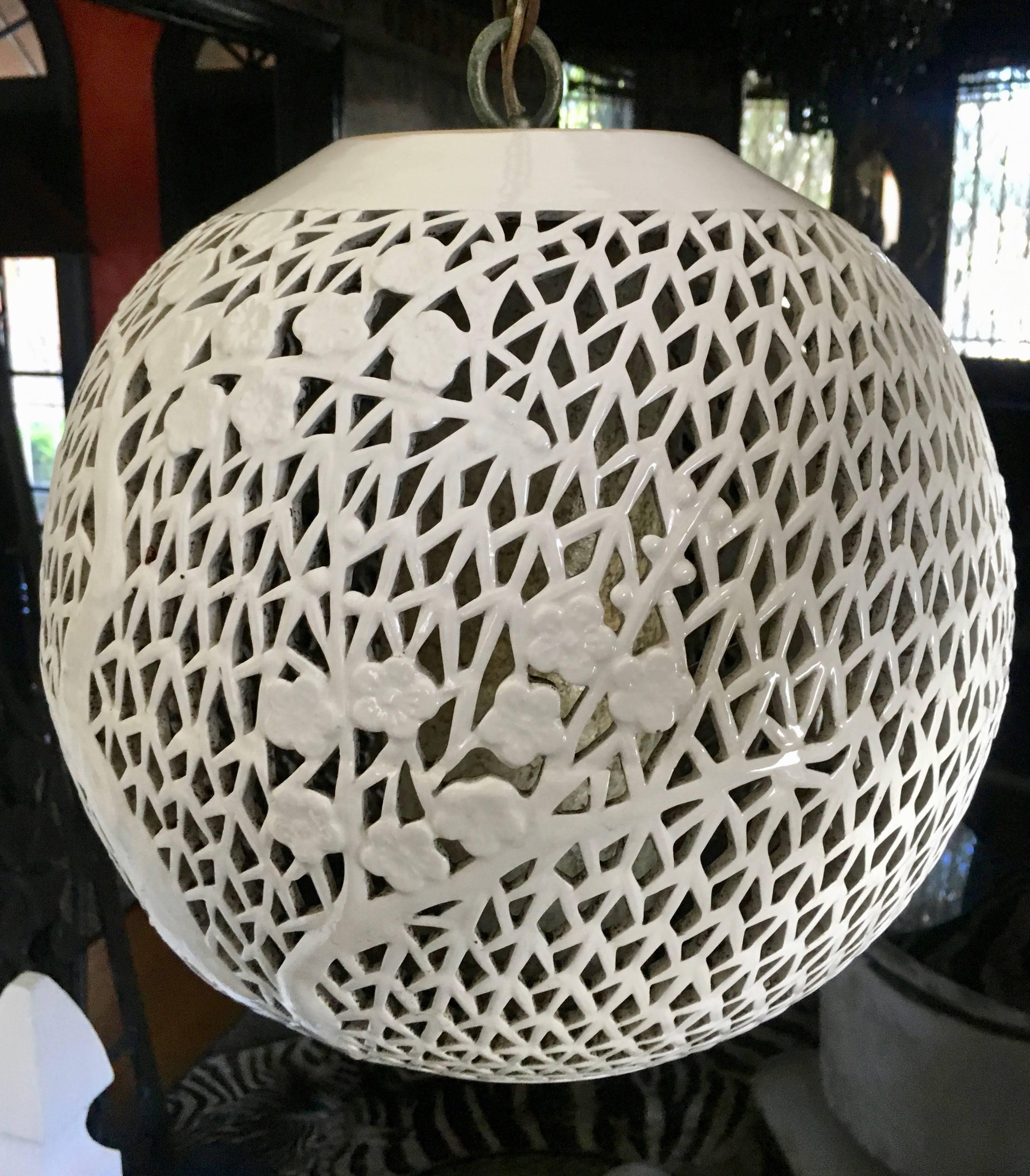 20ième siècle Lustre à lanterne chinoise en céramique de style chinoiseries