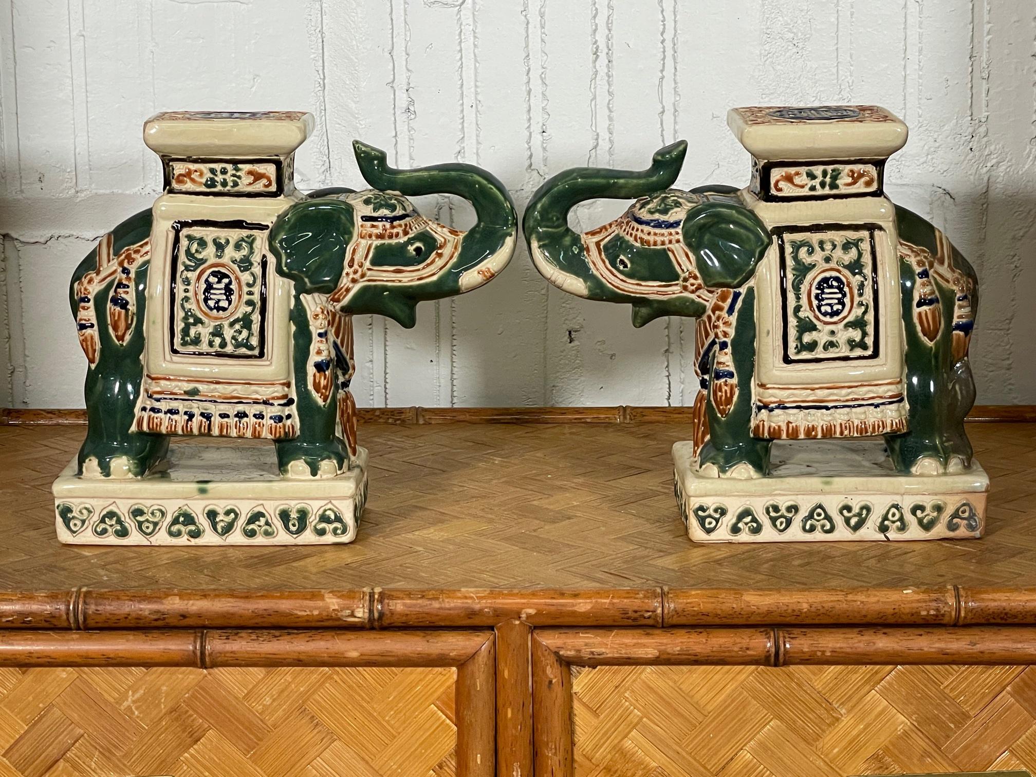 Vintage Paar Keramik Elefanten Fußhocker Buchstützen. Handbemalt und mit einer glänzenden Glasur gebrannt. Sehr guter Zustand mit nur sehr geringen altersbedingten Mängeln.

    