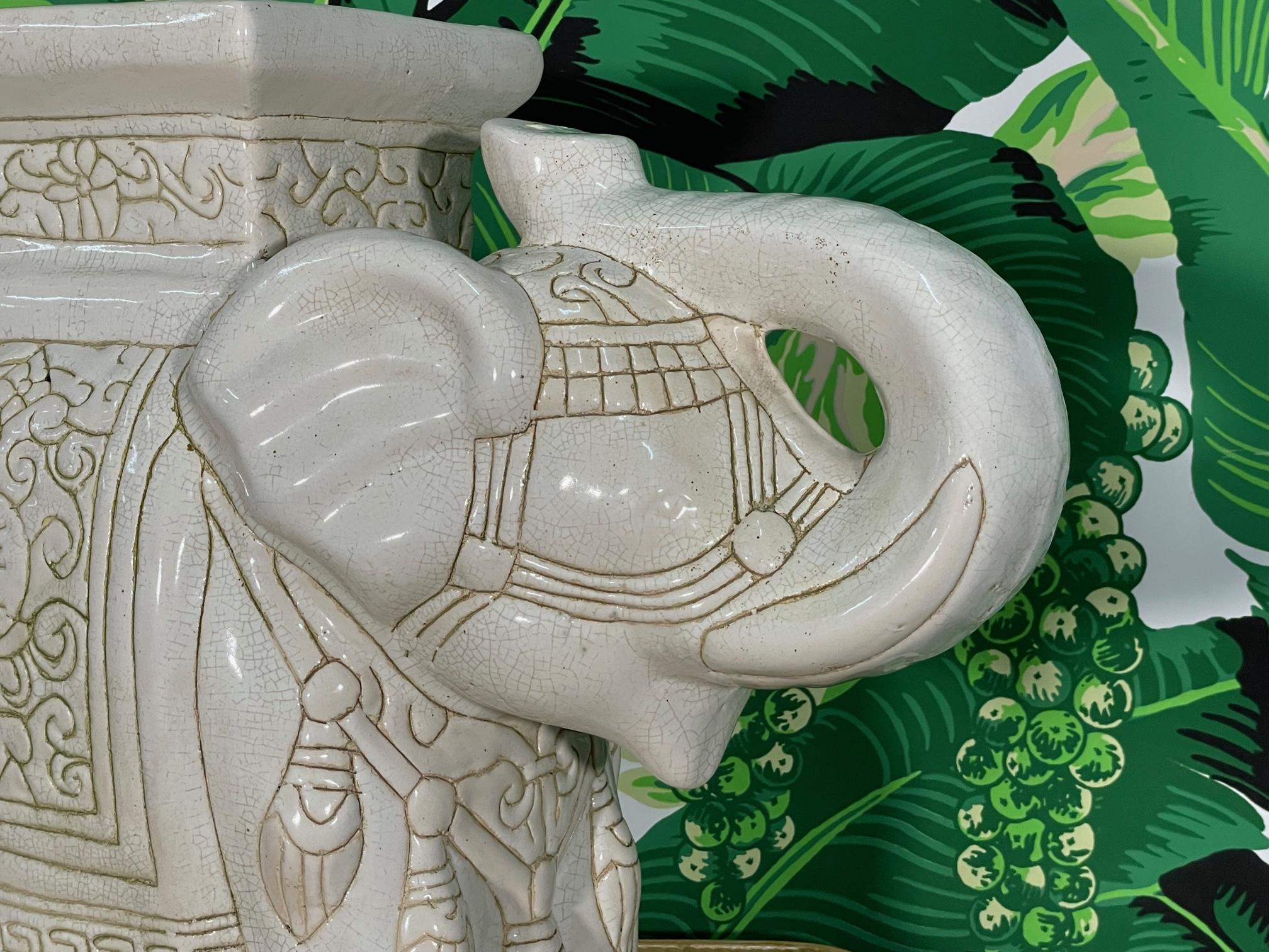 Keramik Chinoiserie Elefanten-Gartenhocker aus Keramik mit Truhe im Angebot 1