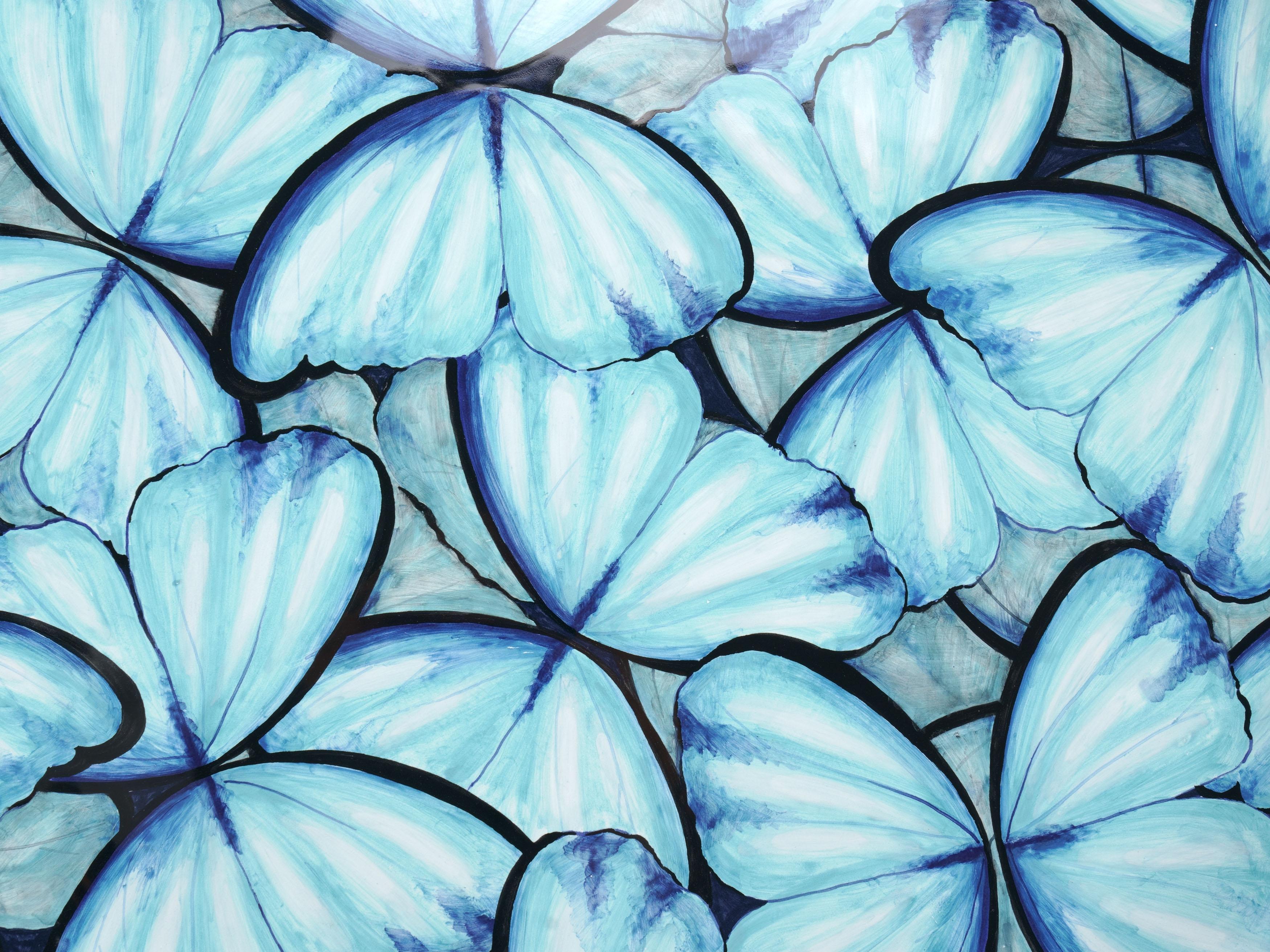 Table d'appoint cercle bleu clair papillons majolique peinte à la main en vente 2