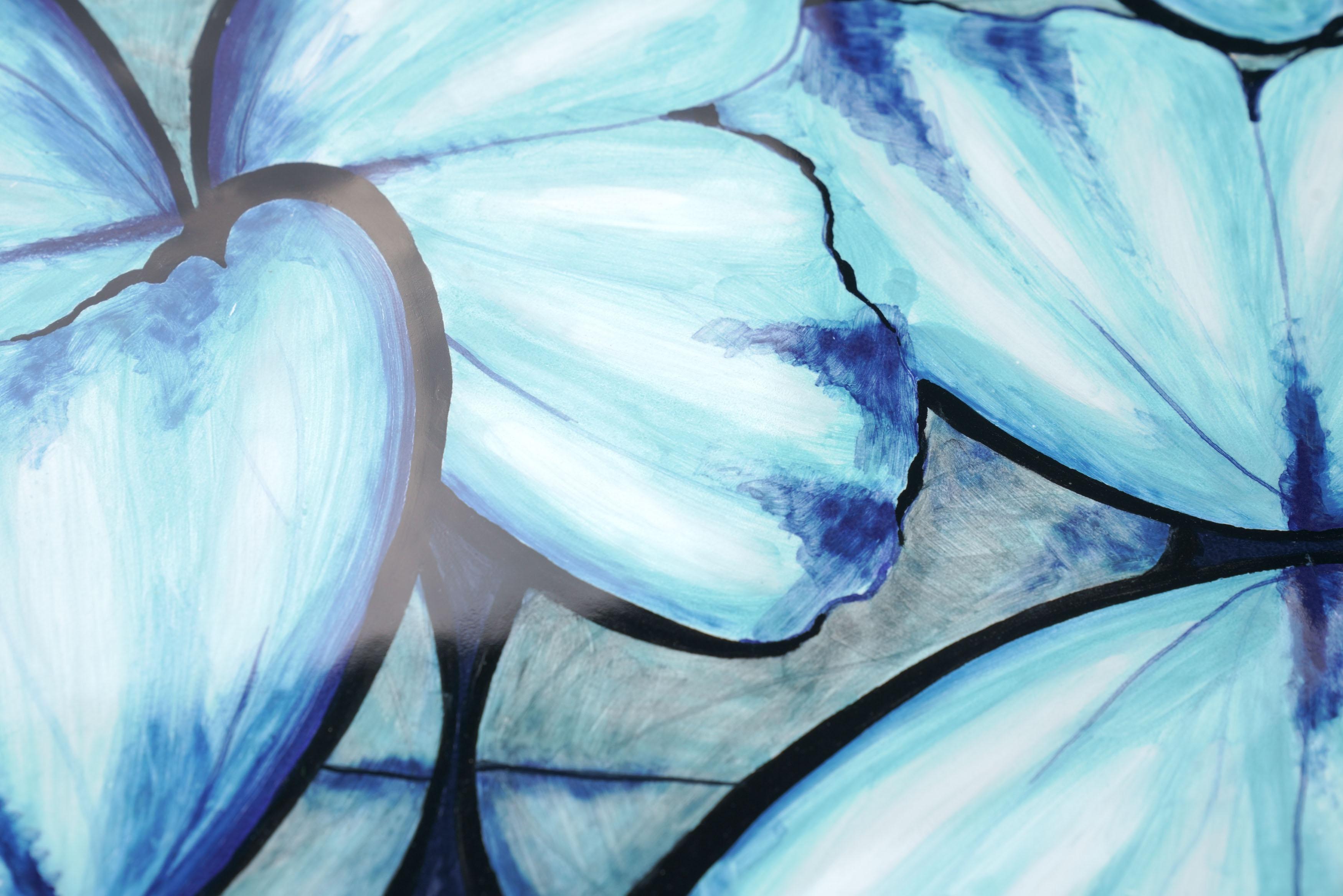 Table d'appoint cercle bleu clair papillons majolique peinte à la main en vente 3