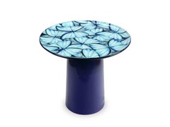 Tavolino in ceramica a forma di cerchio Colore azzurro Farfalle dipinte a mano Maiolica