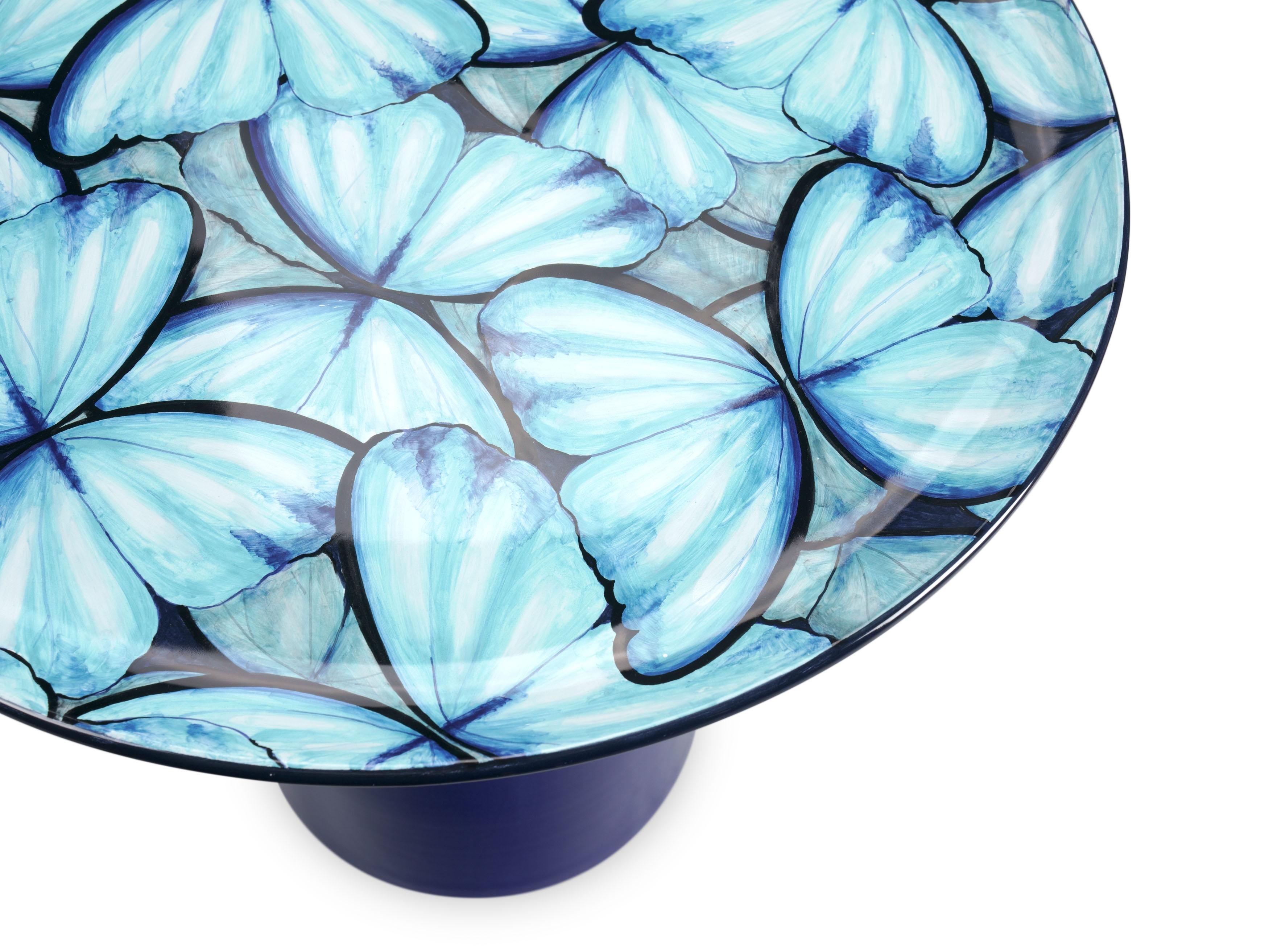 Table d'appoint cercle bleu clair papillons majolique peinte à la main en vente 1