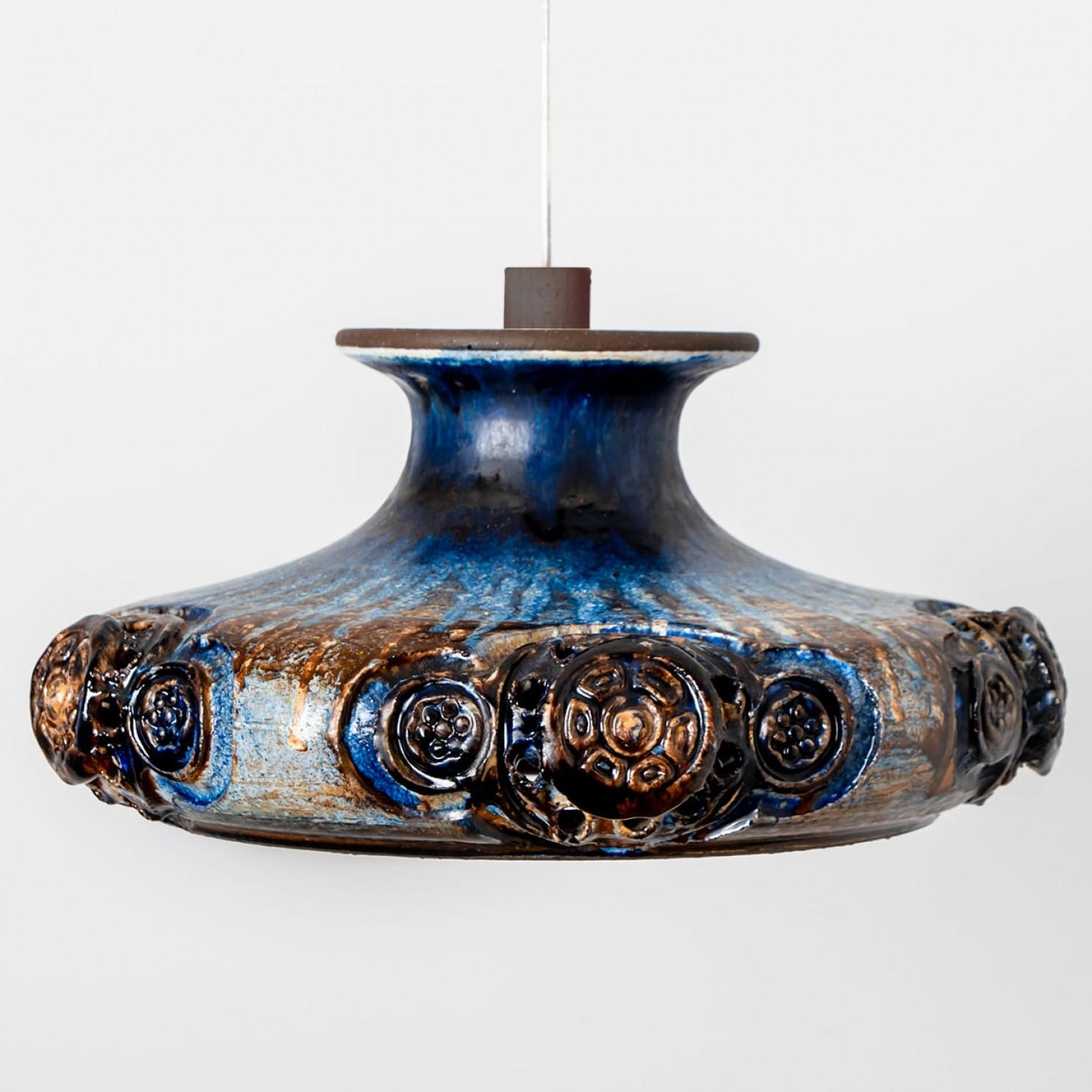 Superbe lampe suspendue ronde de forme inhabituelle, fabriquée dans les années 1970 au Danemark avec de riches céramiques bleues cobalt. Nous disposons également d'une multitude d'ensembles et de compositions lumineuses uniques en céramique colorée,