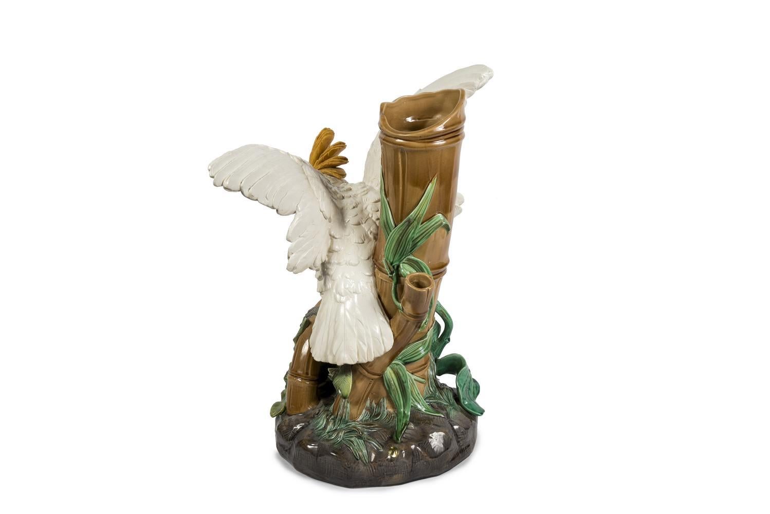 This wonderful ceramic sculpture represent a cockatoo ready to fly away from its bamboo branch.
The details and colors are amazing giving to this bird a sens of life.
It was made at the end of the 19th century by the British Brownfield & Sons