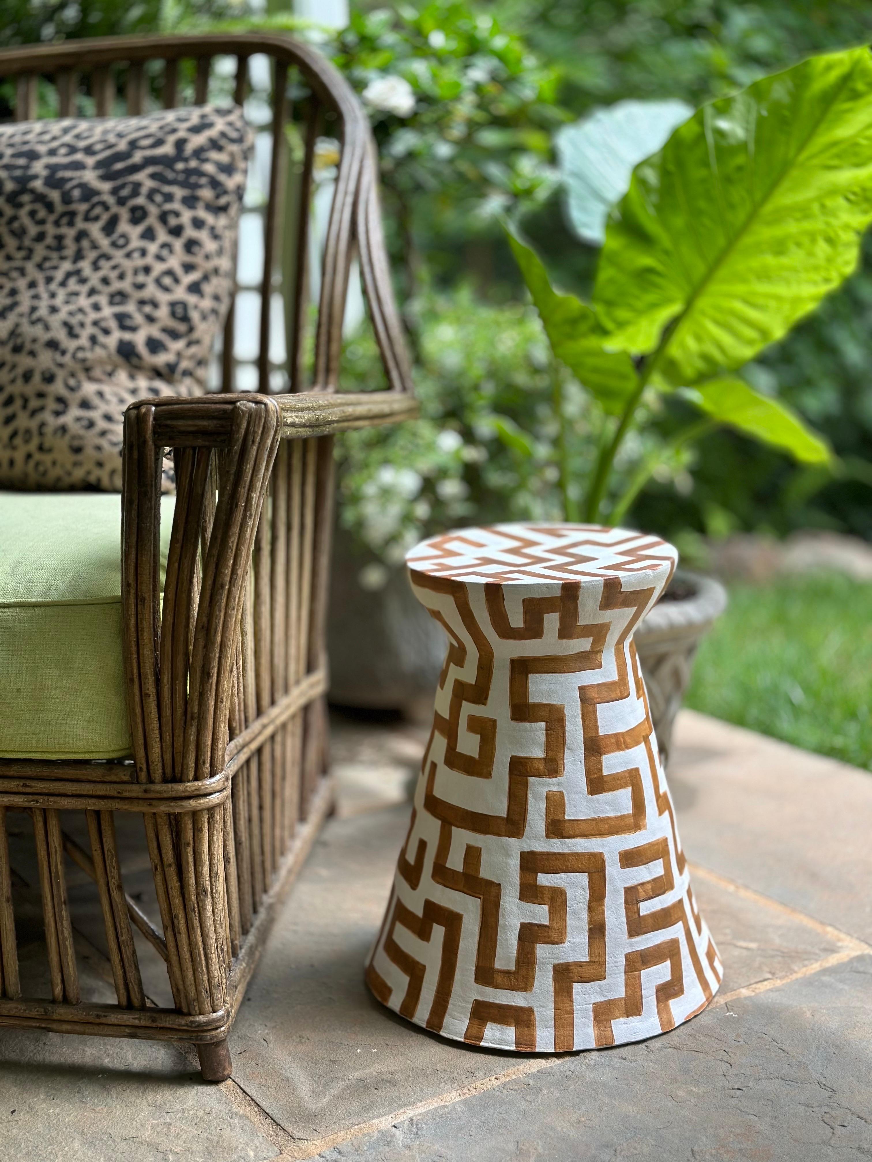 Cocktailtisch aus Keramik mit klassischem geometrischem Muster  (amerikanisch) im Angebot