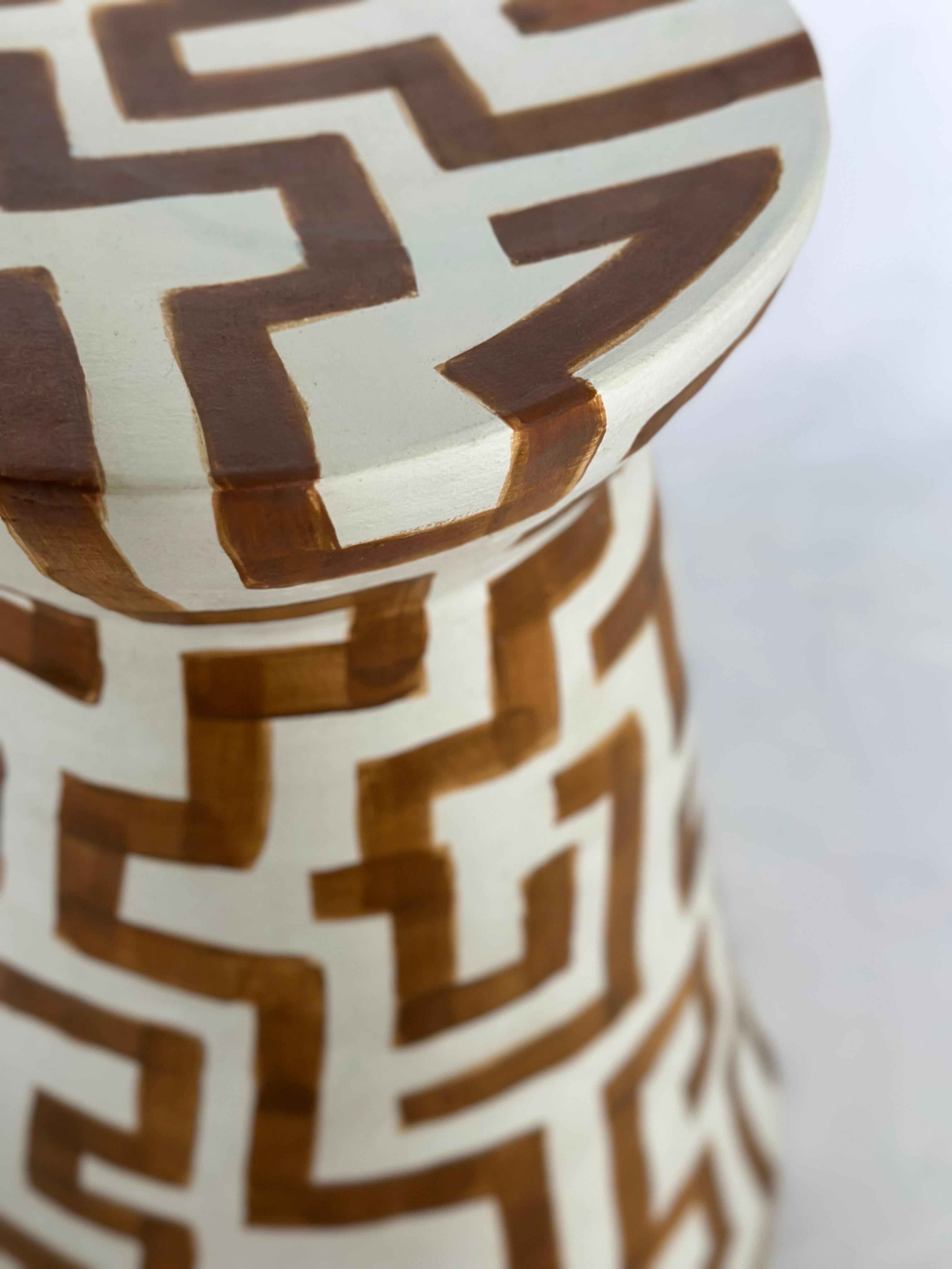 Cocktailtisch aus Keramik mit klassischem geometrischem Muster  (Handgefertigt) im Angebot