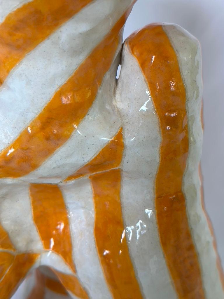 Cocktailtisch aus Keramik mit geometrischen orangefarbenen Streifen  (Handgefertigt) im Angebot