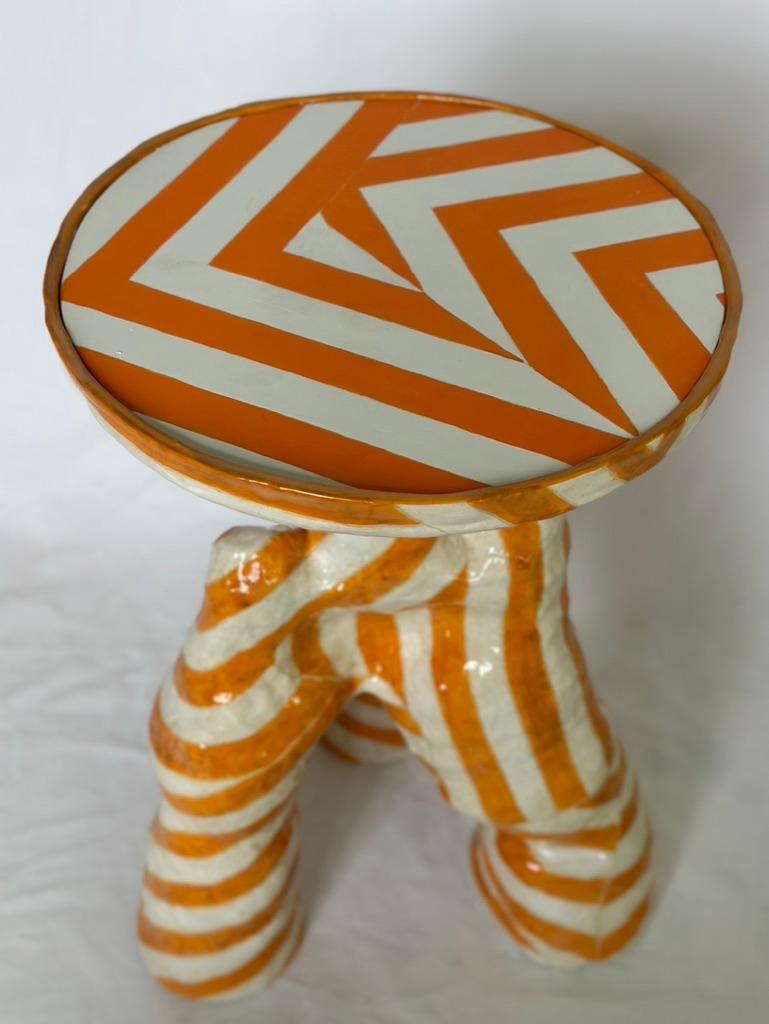 Cocktailtisch aus Keramik mit geometrischen orangefarbenen Streifen  (21. Jahrhundert und zeitgenössisch) im Angebot