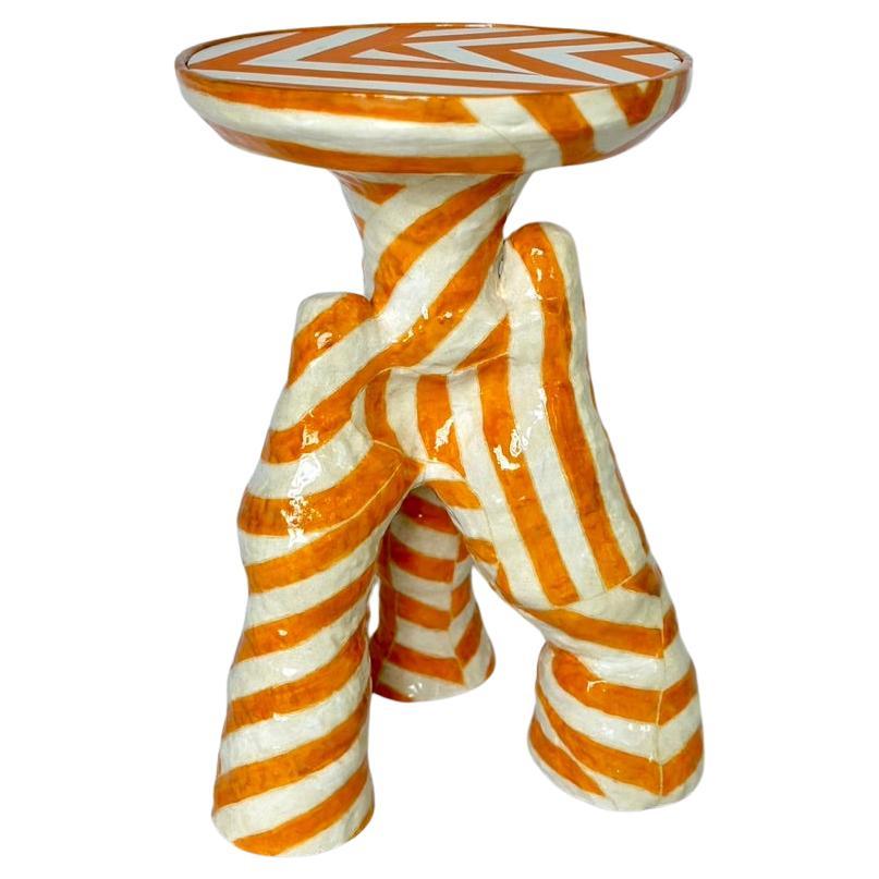 Cocktailtisch aus Keramik mit geometrischen orangefarbenen Streifen  im Angebot