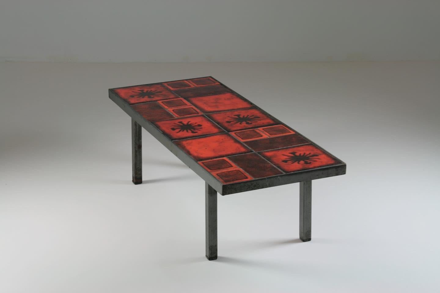 Table basse en céramique et pieds en métal, France, années 1950 Bon état - En vente à GRENOBLE, FR