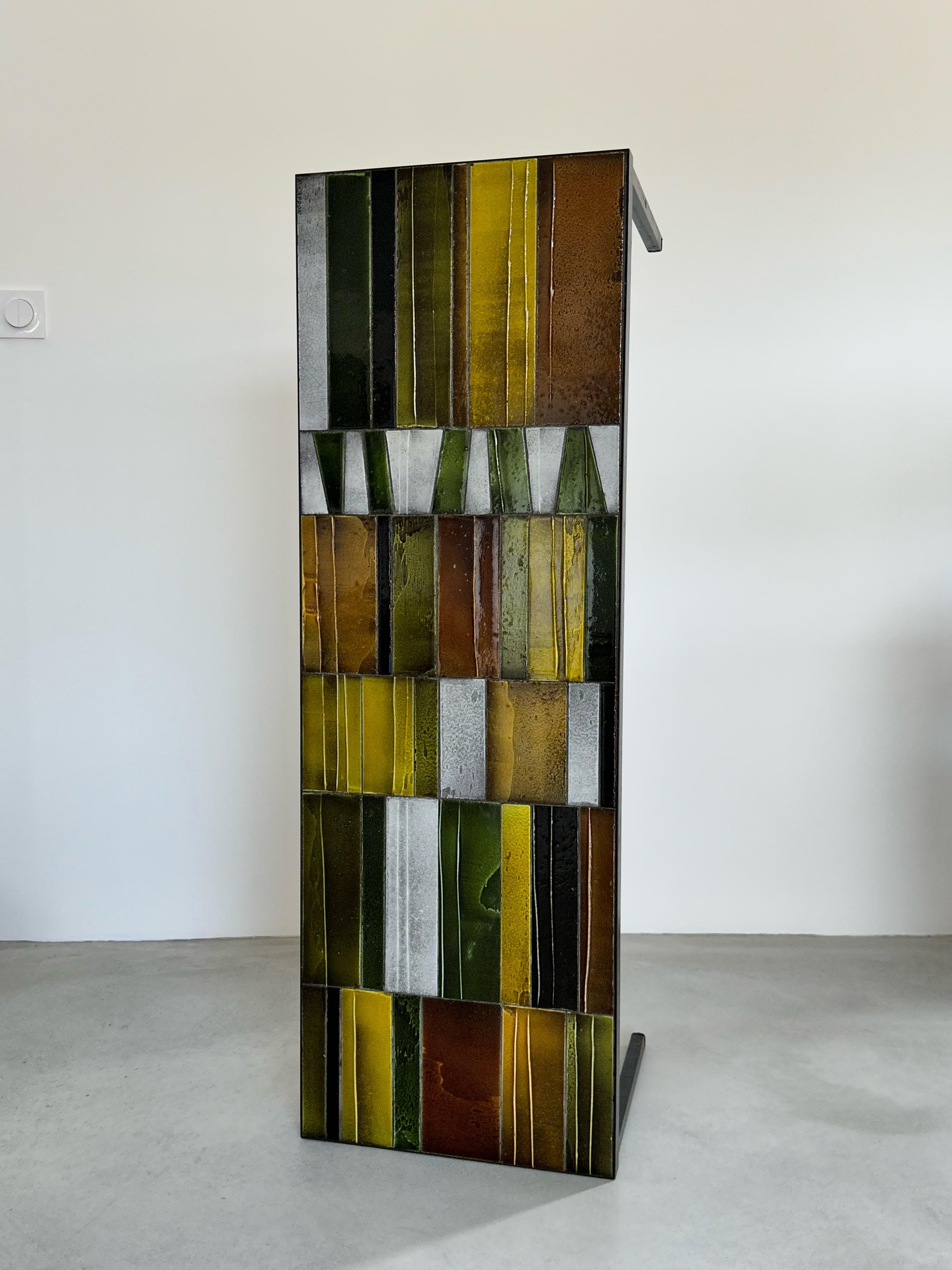 Rare table basse en céramique de l'artiste céramiste français Roger Capron, basé à Vallauris ( sud de la France ).

Couleurs d'automne dans un cadre en fer noir.

Signé 