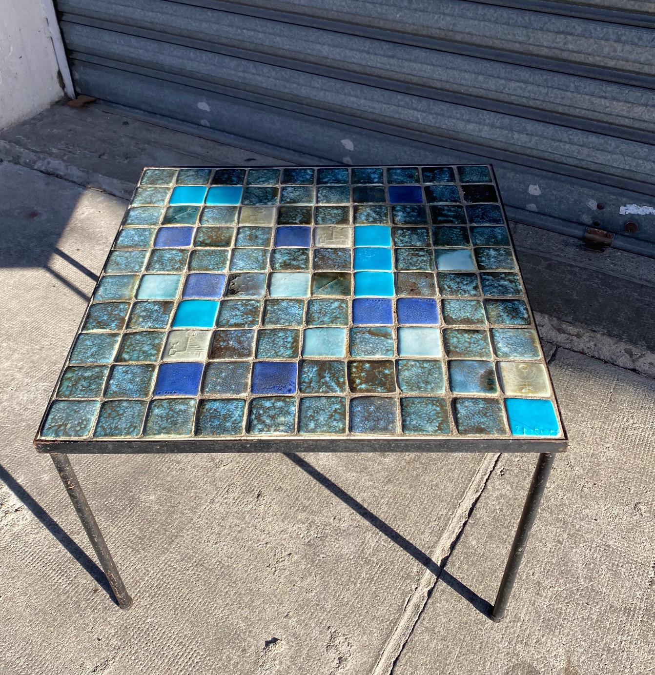 Table basse en céramique (90 carreaux de céramique) par Les 2 Potiers, Jacques et Michèle Serre, actifs en France entre 1956 et 1970.