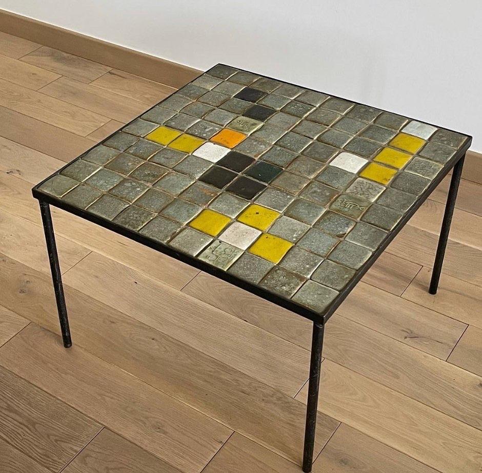 Table basse par les 2 potiers, Michelle et Jacques Serre datant des années 60. Base en métal laqué noir et carreaux de céramique émaillée, dont 2 sont estampillés.