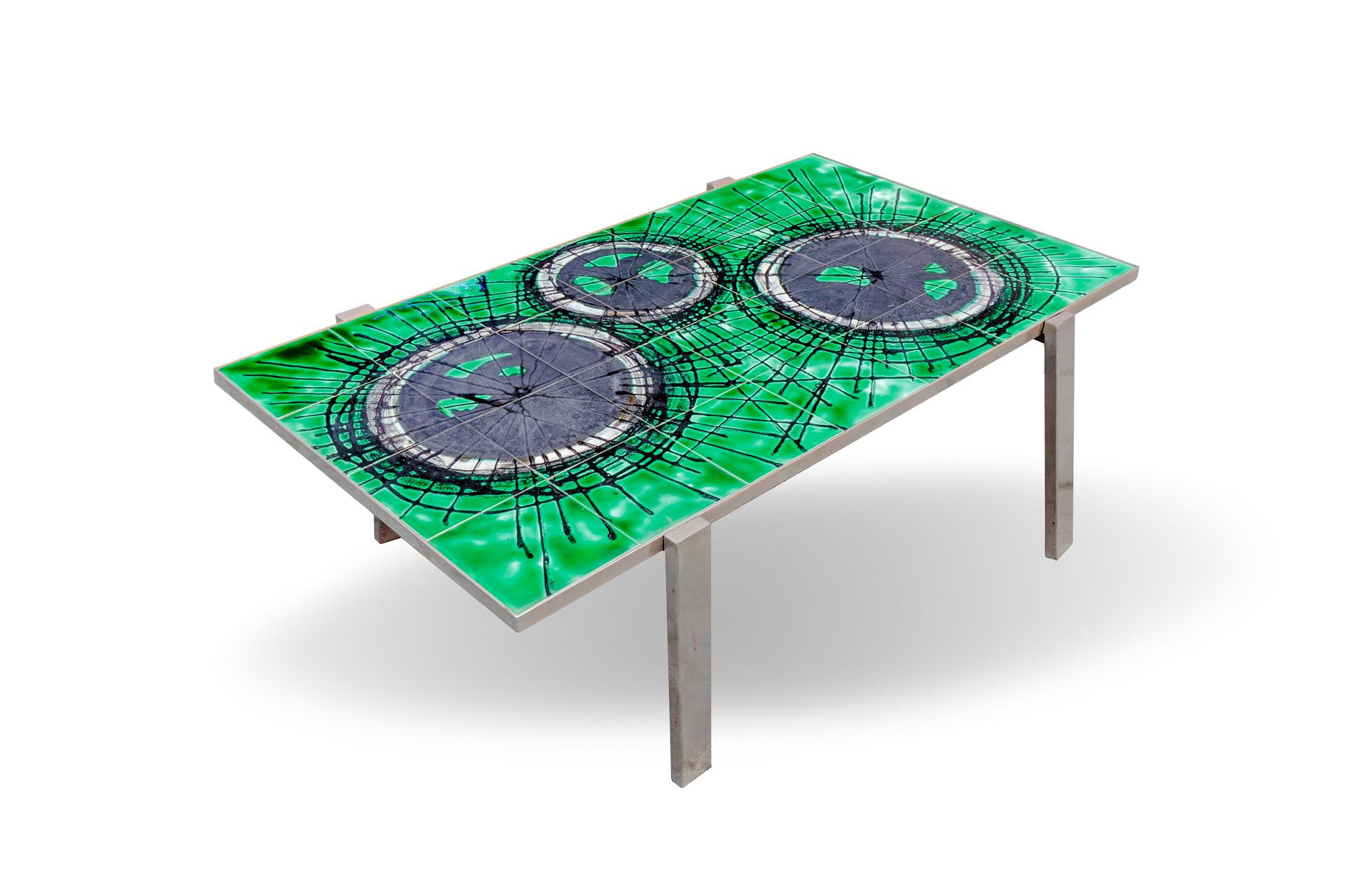 Coffee table in ceramic painted and steel legs. DesignJuliette Belarti, 1960
The base color of the tabletop is a beautiful bright green, where painted circles with an almost metallic tone that varies in intensity in the shades of gray up to black,