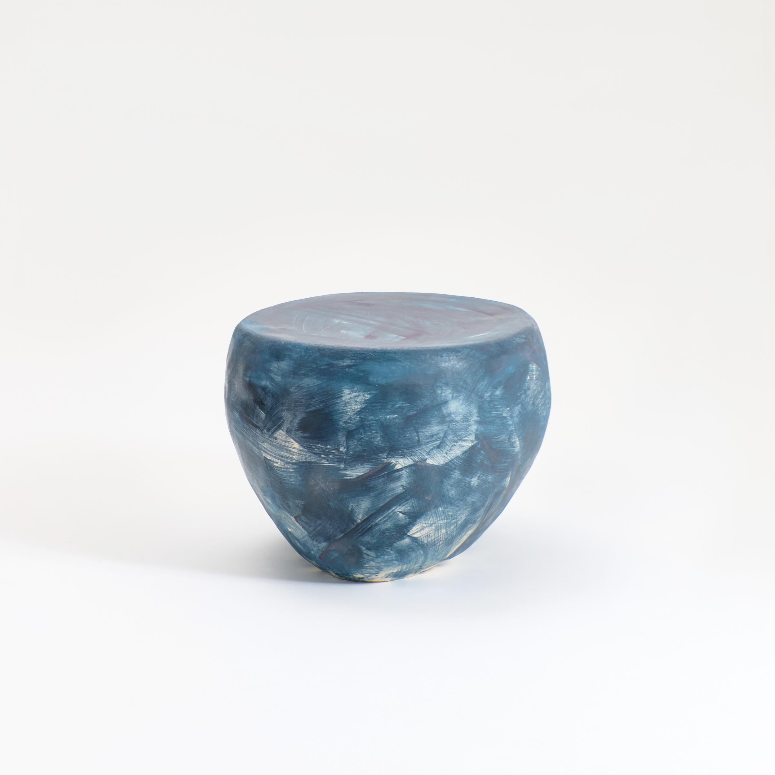 Table basse en céramique, conçue en 2024.

Table basse en céramique sculptée à la main avec une forme organique fabriquée dans l'atelier de céramique interne de Project 213A et finie avec une glaçure personnalisée.
Chaque pièce est unique en raison