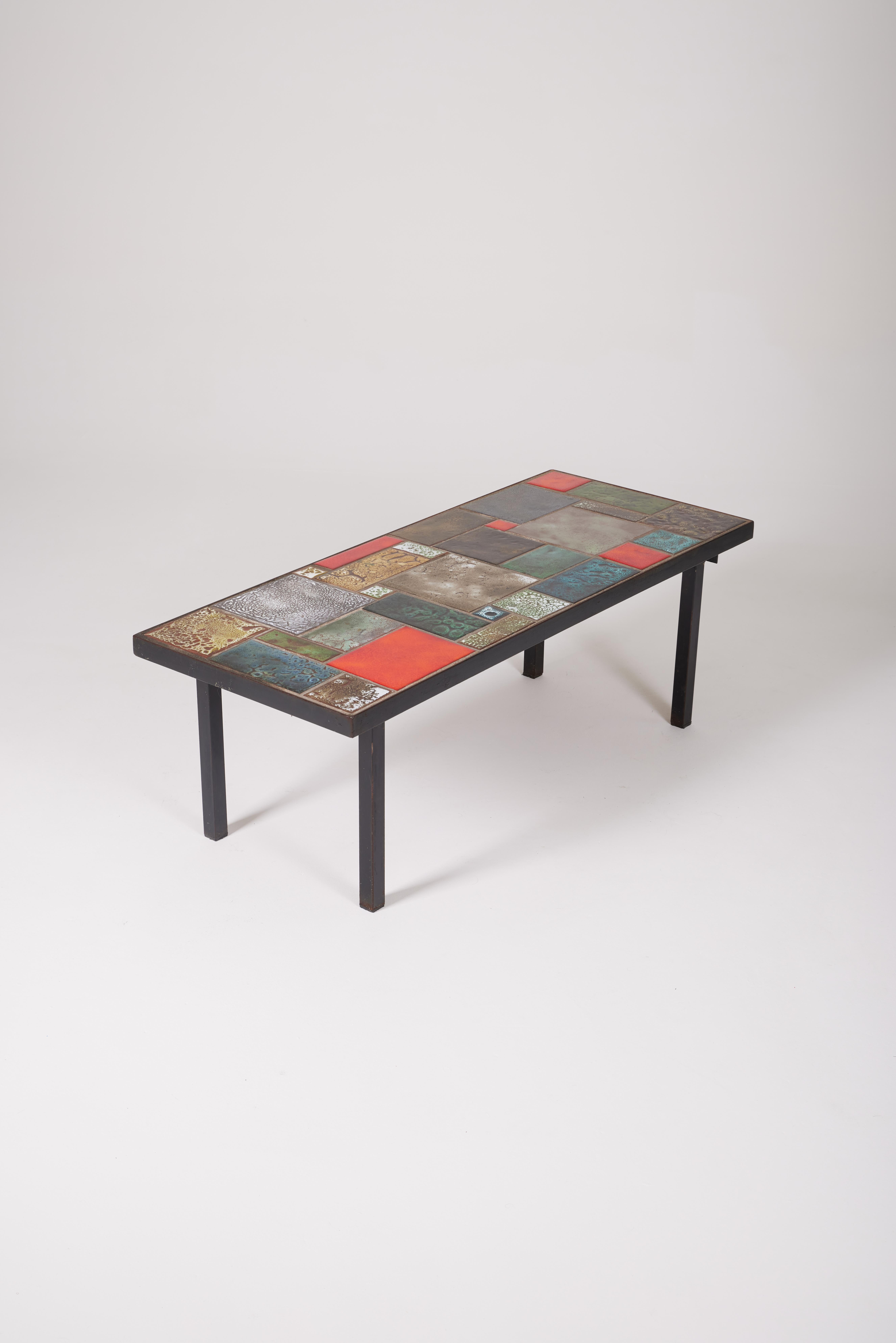Ceramic coffee table. The tabletop is in blue, red, and gray ceramic. The structure is made of metal. In very good condition.
LP1398